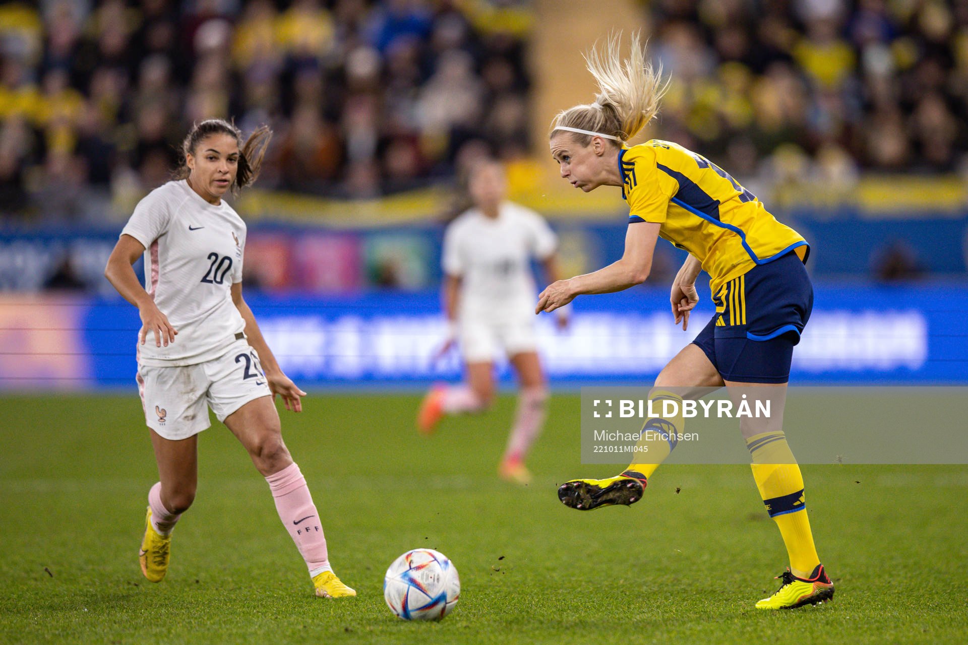 Delphine Cascarino of France and Amanda Ilestedt of Sweden during the women's international friendly football match between Sweden and France on October 11, 2022 in Gothenburg.