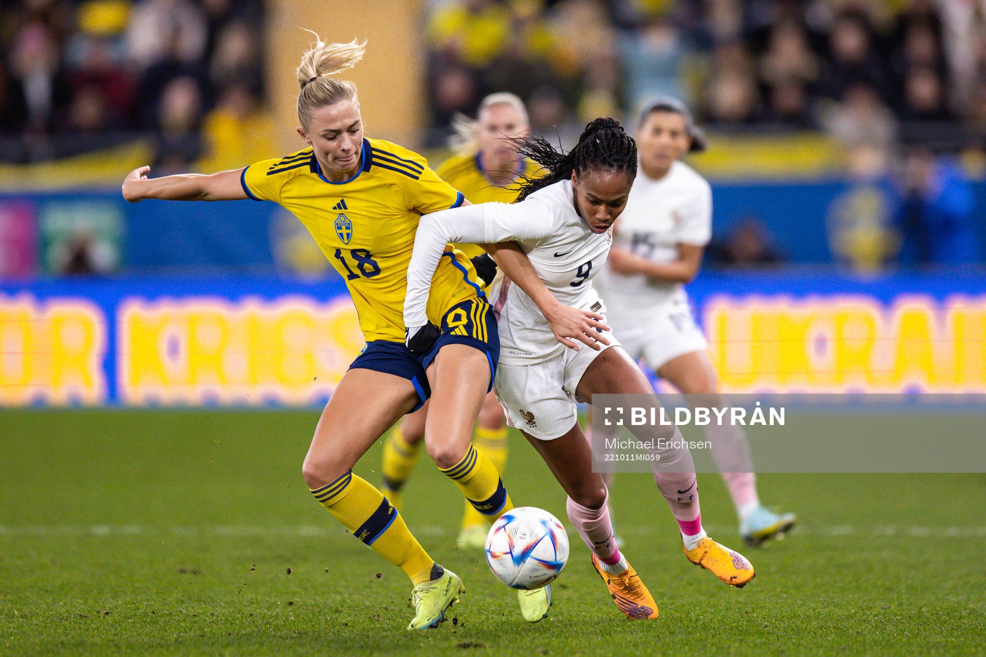 Fridolina Rolfö of Sweden and Lindsey Thomas of France