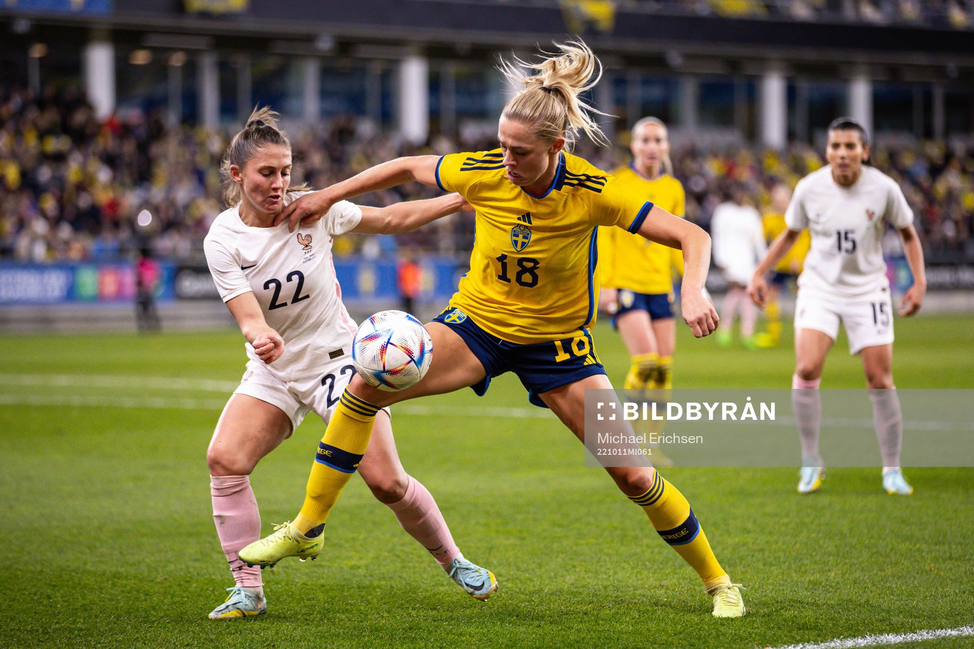 Eve Perisset of France and Fridolina Rolfö of Sweden