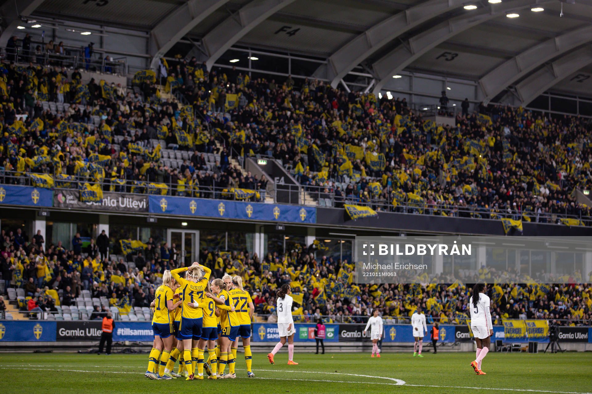 Players of Sweden celebrate after the 2-0 goal during the women's international friendly football match between Sweden and France on October 11, 2022 in Gothenburg.
