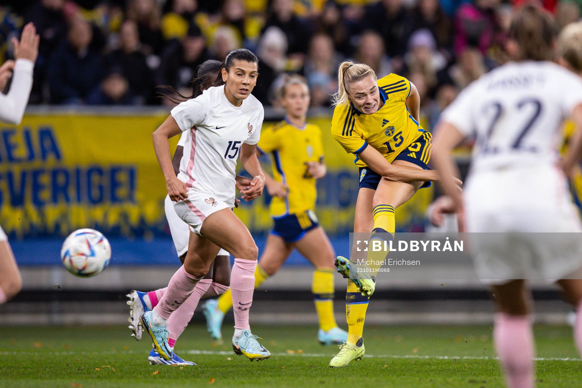 Kenza Dali of France and Fridolina Rolfö of Sweden