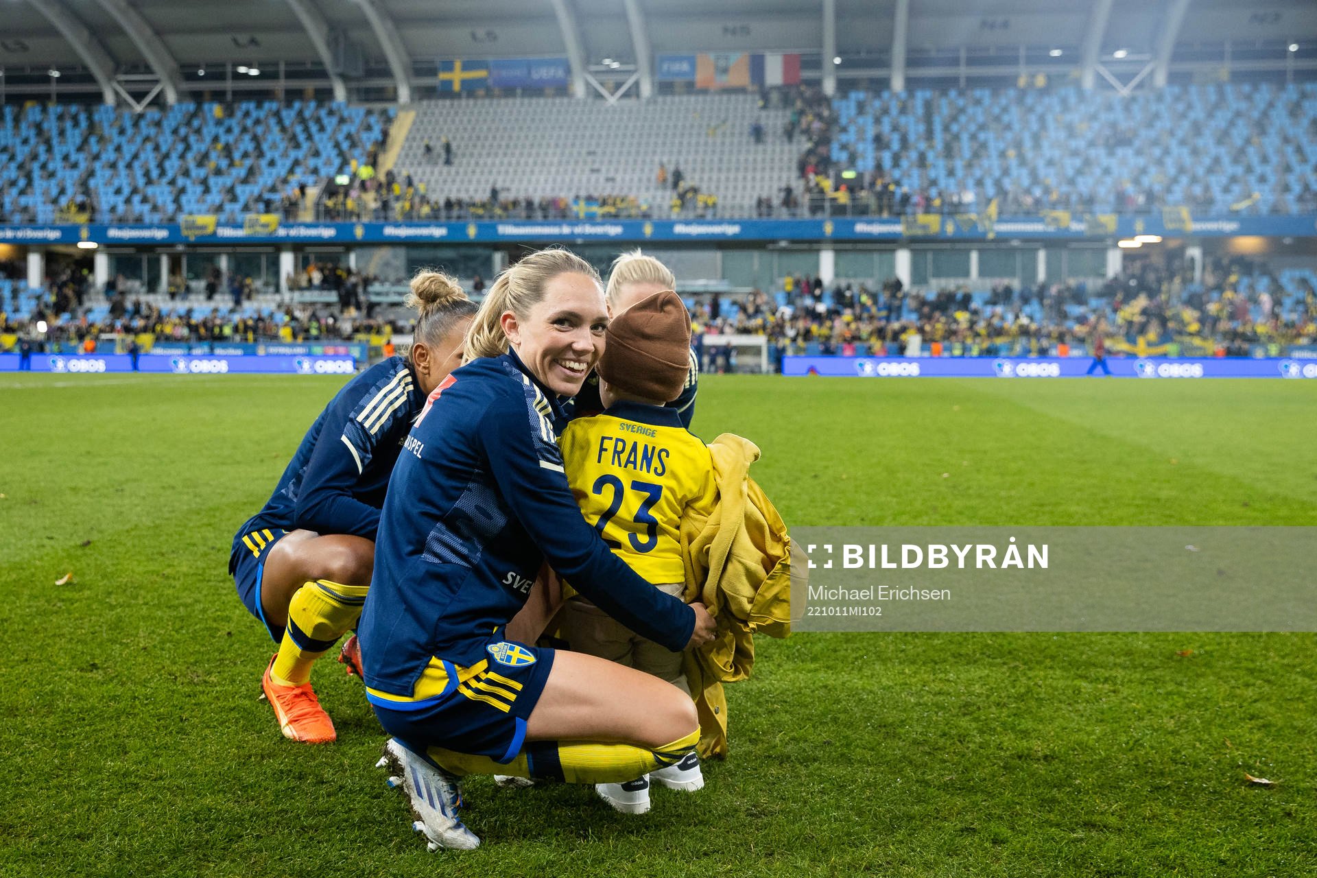 Elin Rubensson of Sweden with her son Frans after the women's international friendly football match between Sweden and France on October 11, 2022 in Gothenburg.