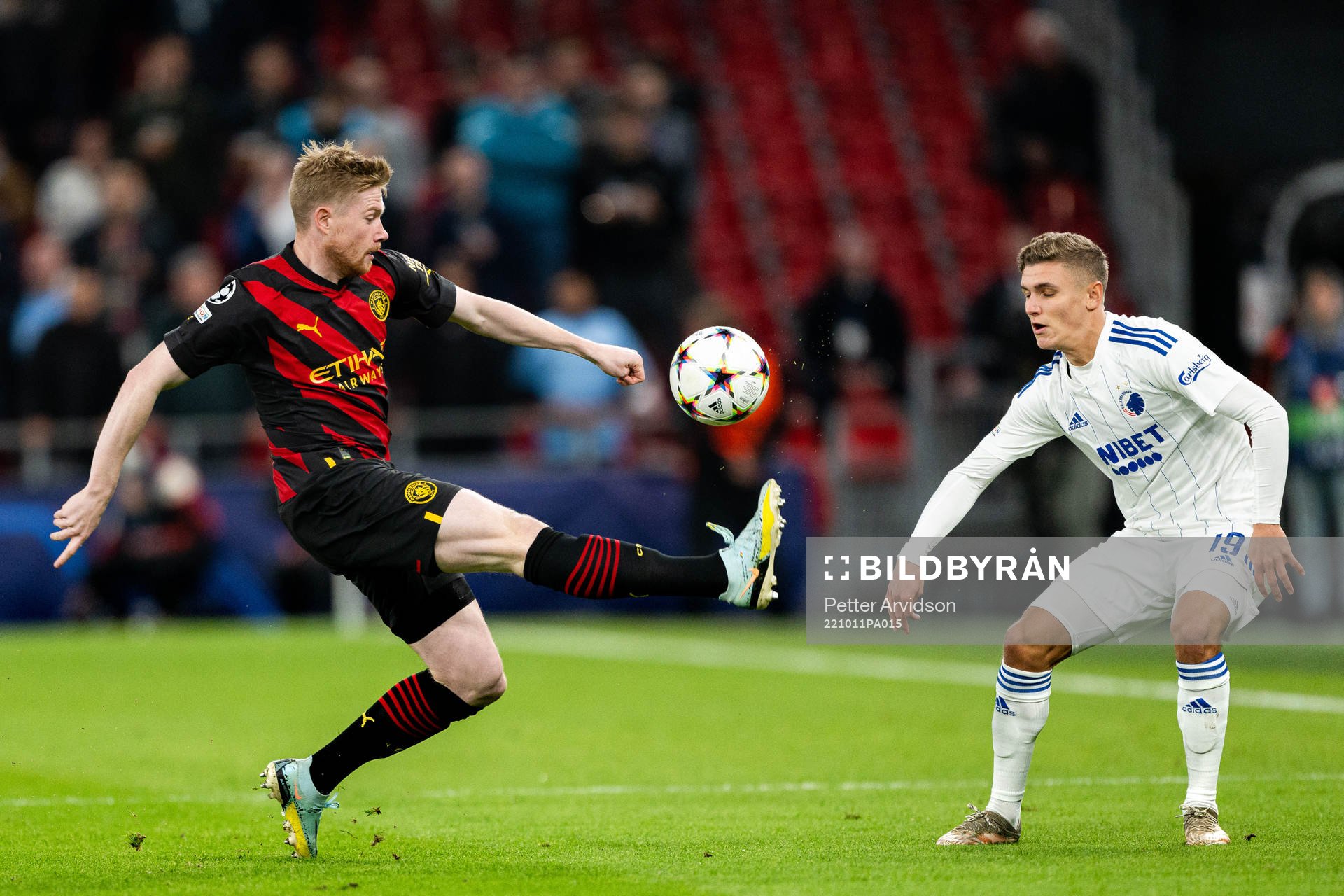 Kevin De Bruyne of Manchester City and Elias Jelert of