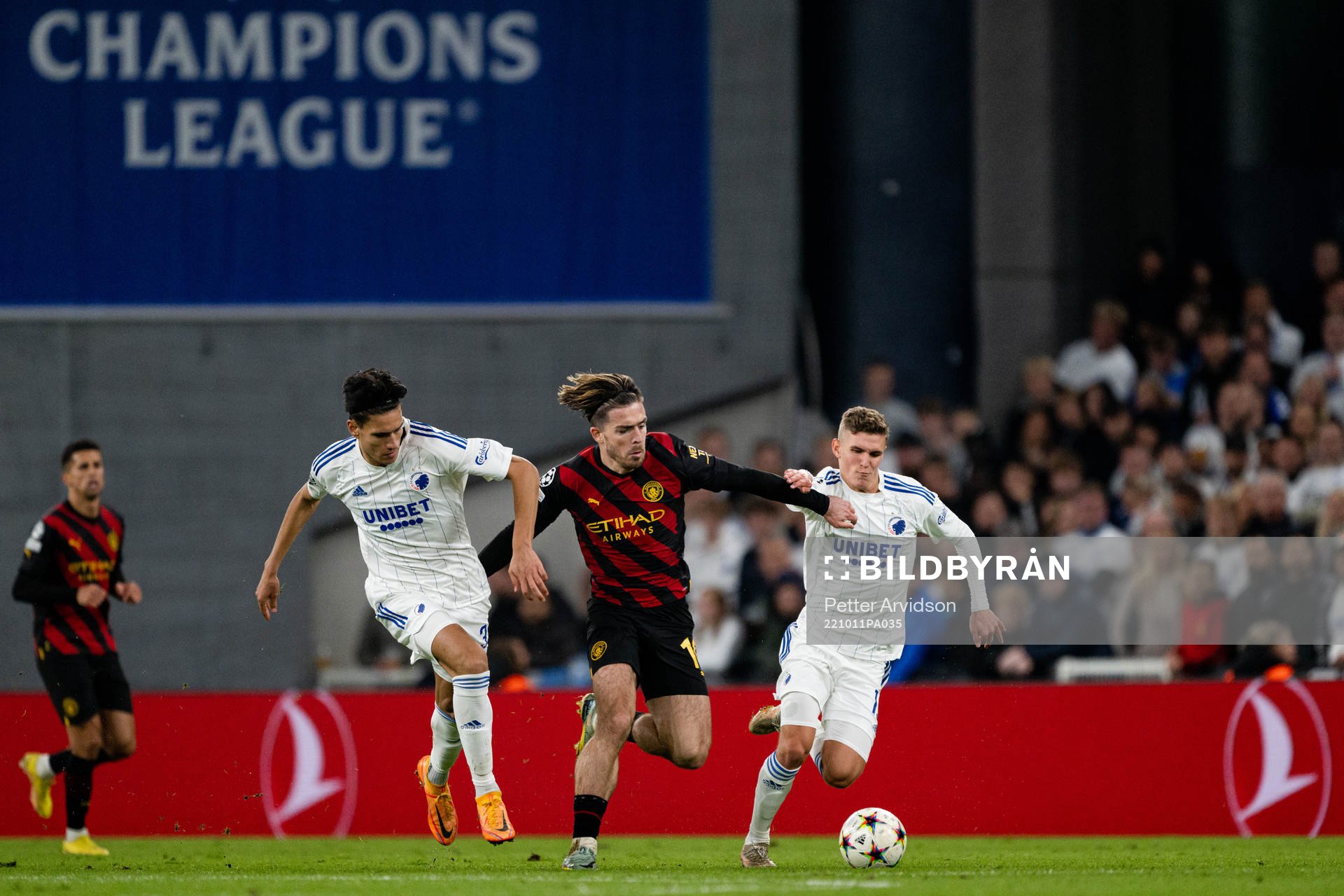 Jack Grealish of Manchester City against Marko Stamenic och