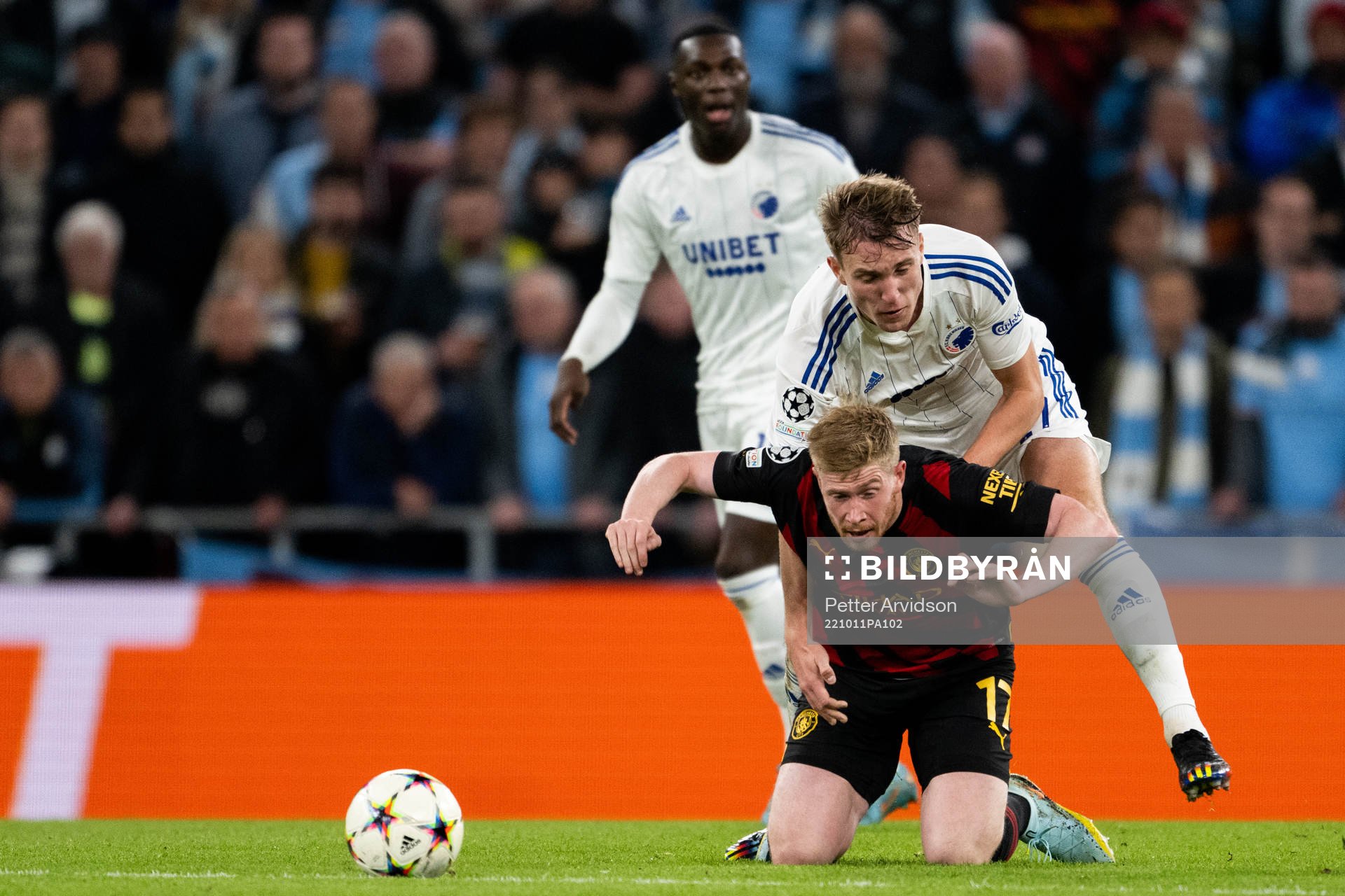 Kevin De Bruyne of Man City and Valdemar Lund of Copenhagen
