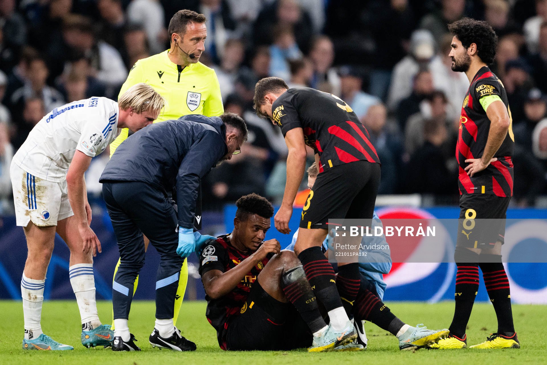 Manuel Akanji of Man City in pain