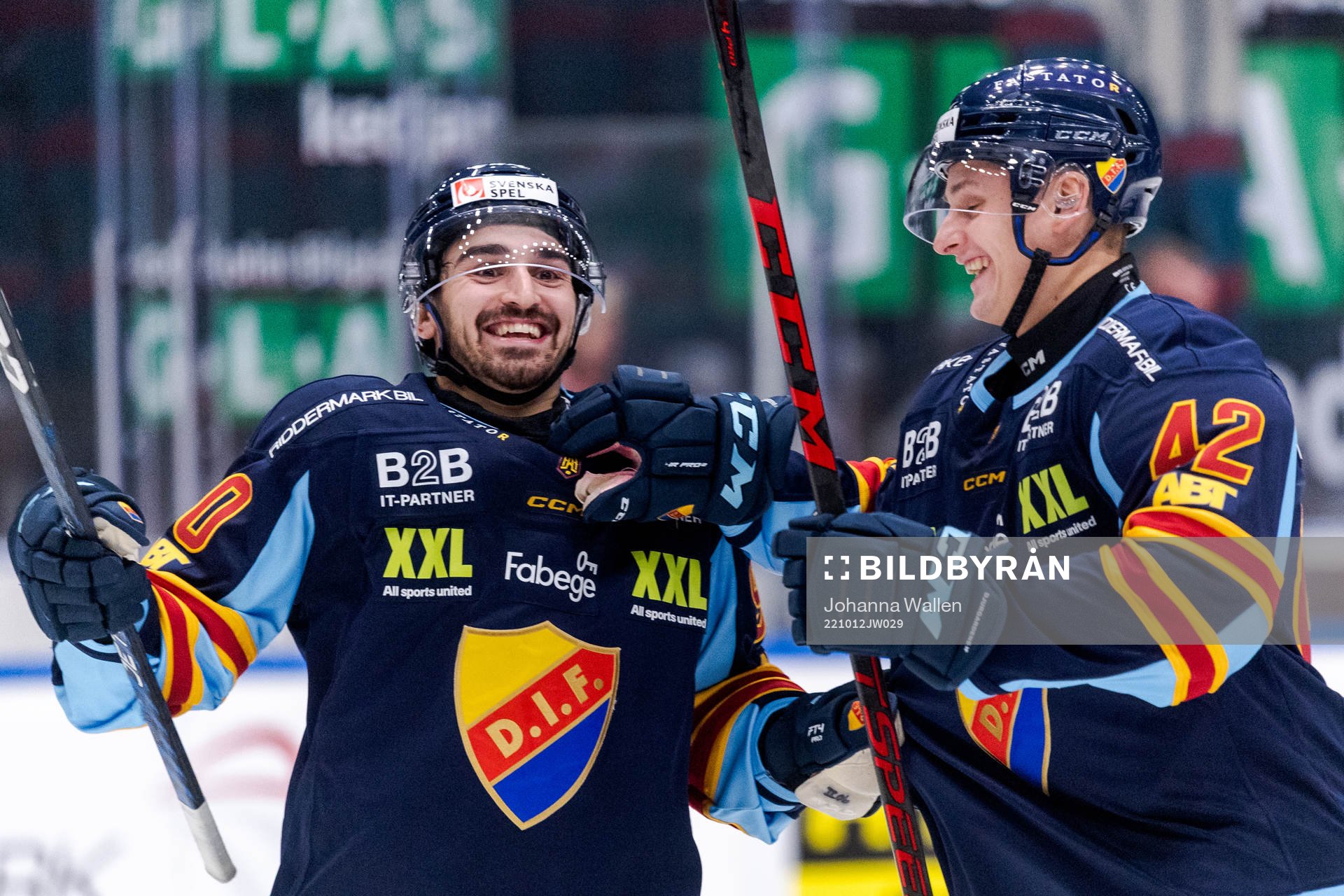 Djurgårdens Kevin Karlsson och Ludvig Hedström jublar