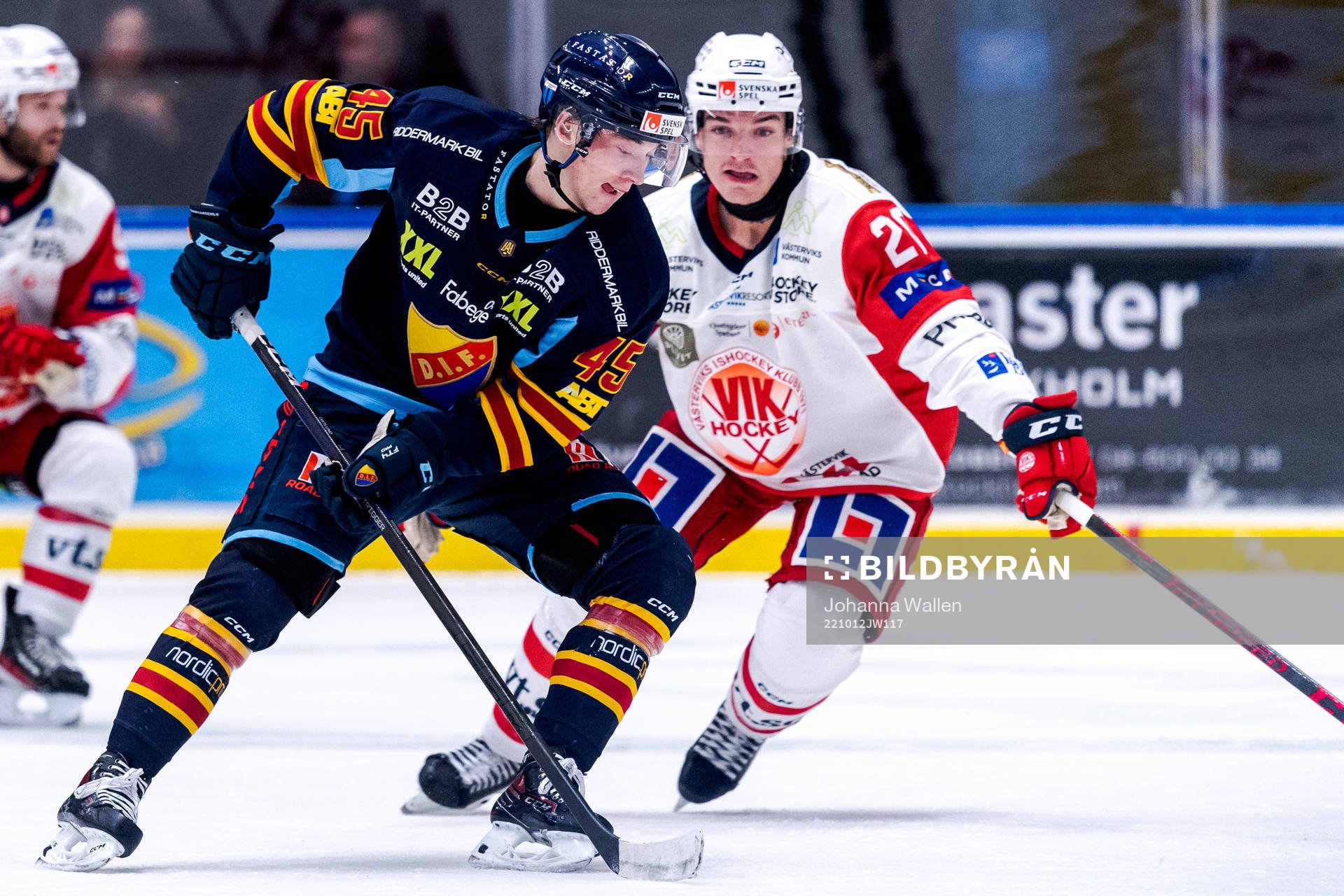 Djurgårdens Noah Östlund och Västerviks Alexis D'aoust
