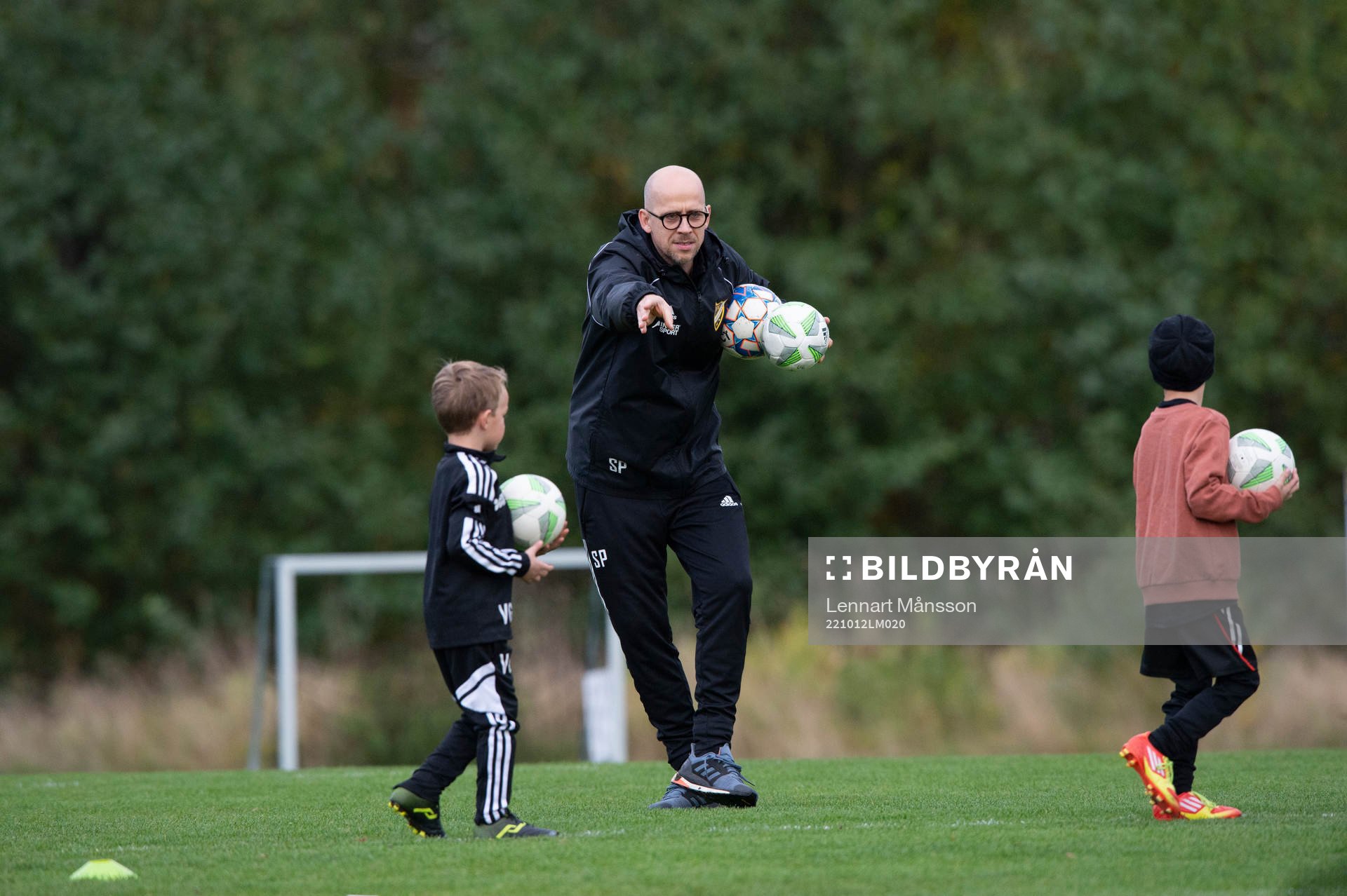 Ungdomstränaren Simon Paulin instruerar IFK Hässleholms