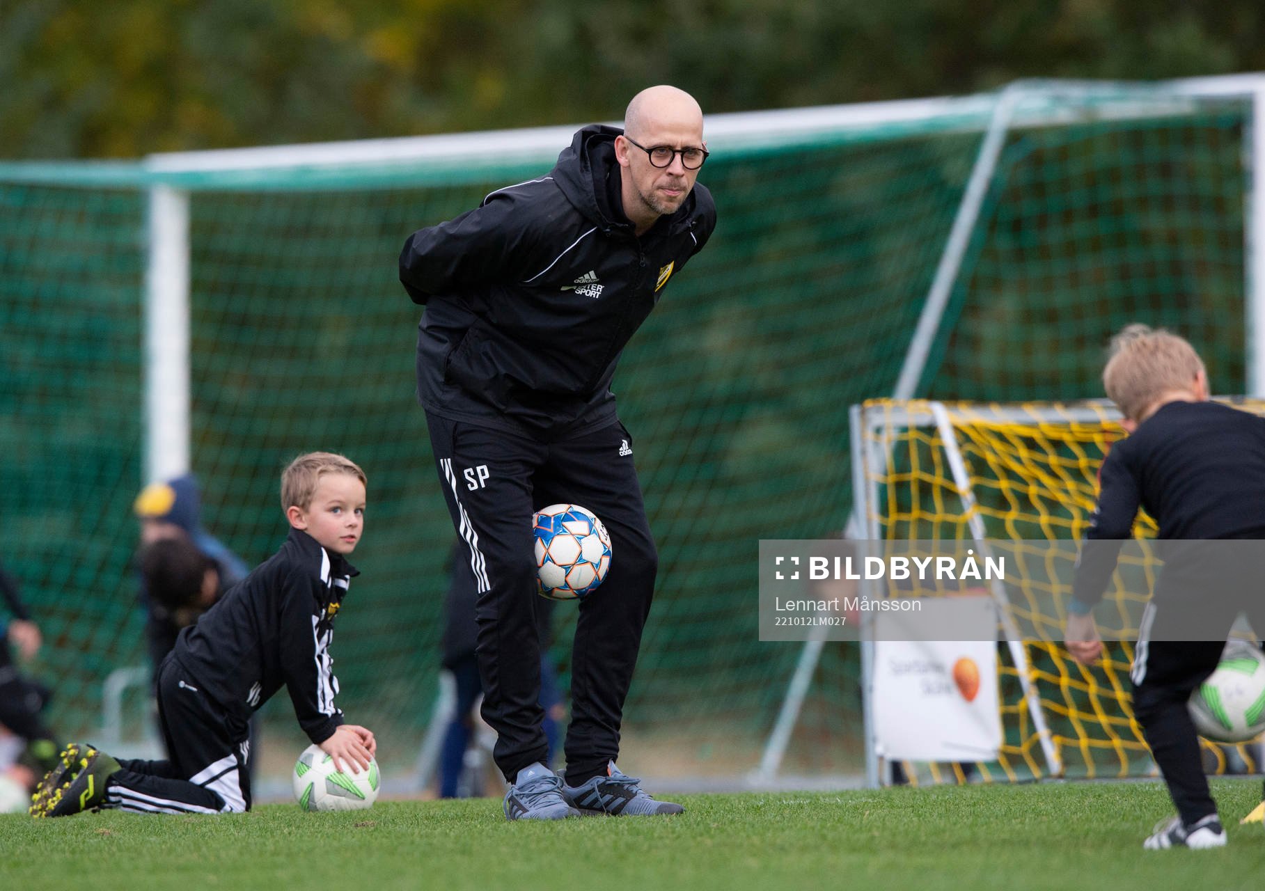 Ungdomstränaren Simon Paulin instruerar IFK Hässleholms