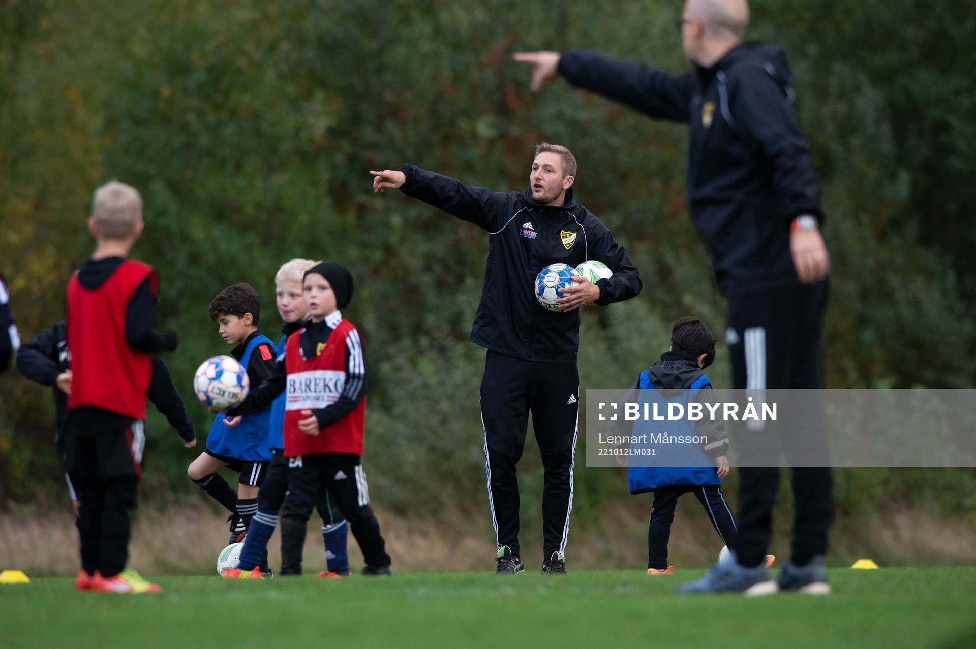 Ungdomstränaren Martin Olofsson instruerar IFK