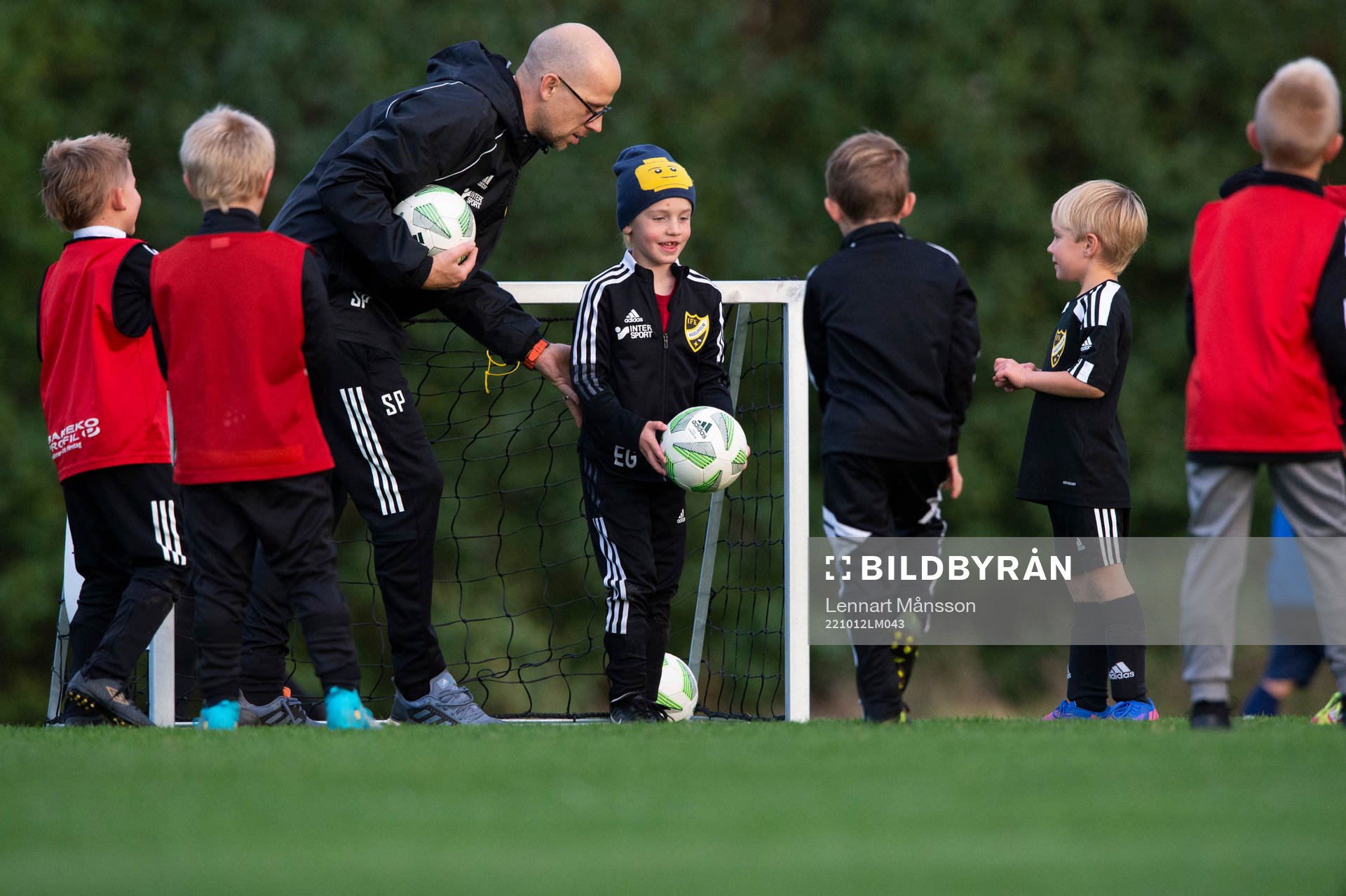 Ungdomstränaren Simon Paulin instruerar IFK Hässleholms