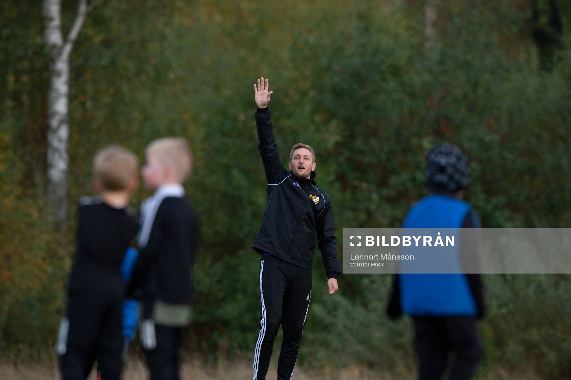 Ungdomstränaren Martin Olofsson instruerar IFK
