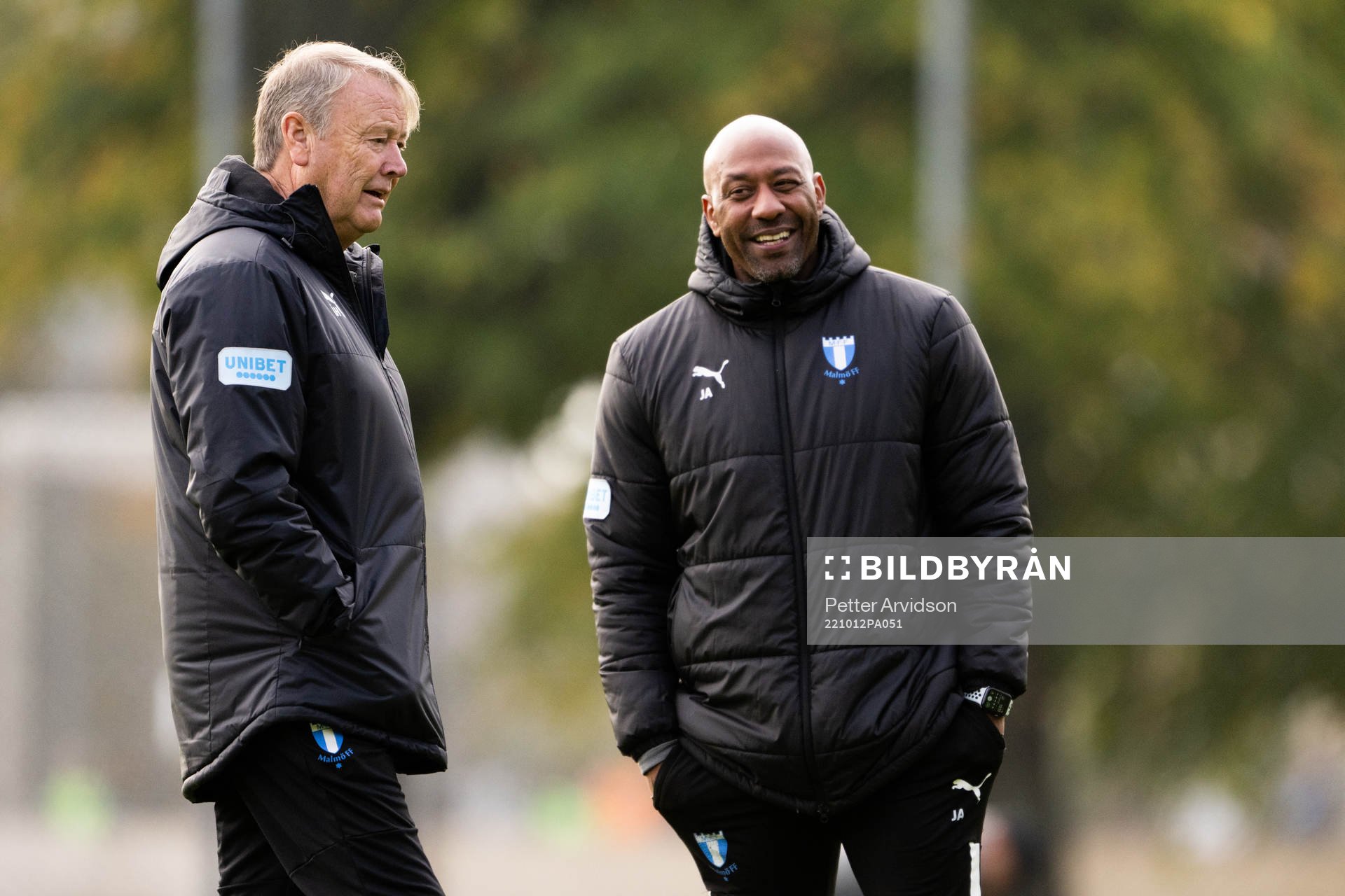 Head coach Åge Hareide and assistant coach Jeffrey Aubynn during a training session with Malmö FF on October 12, 2022 in Malmö. 