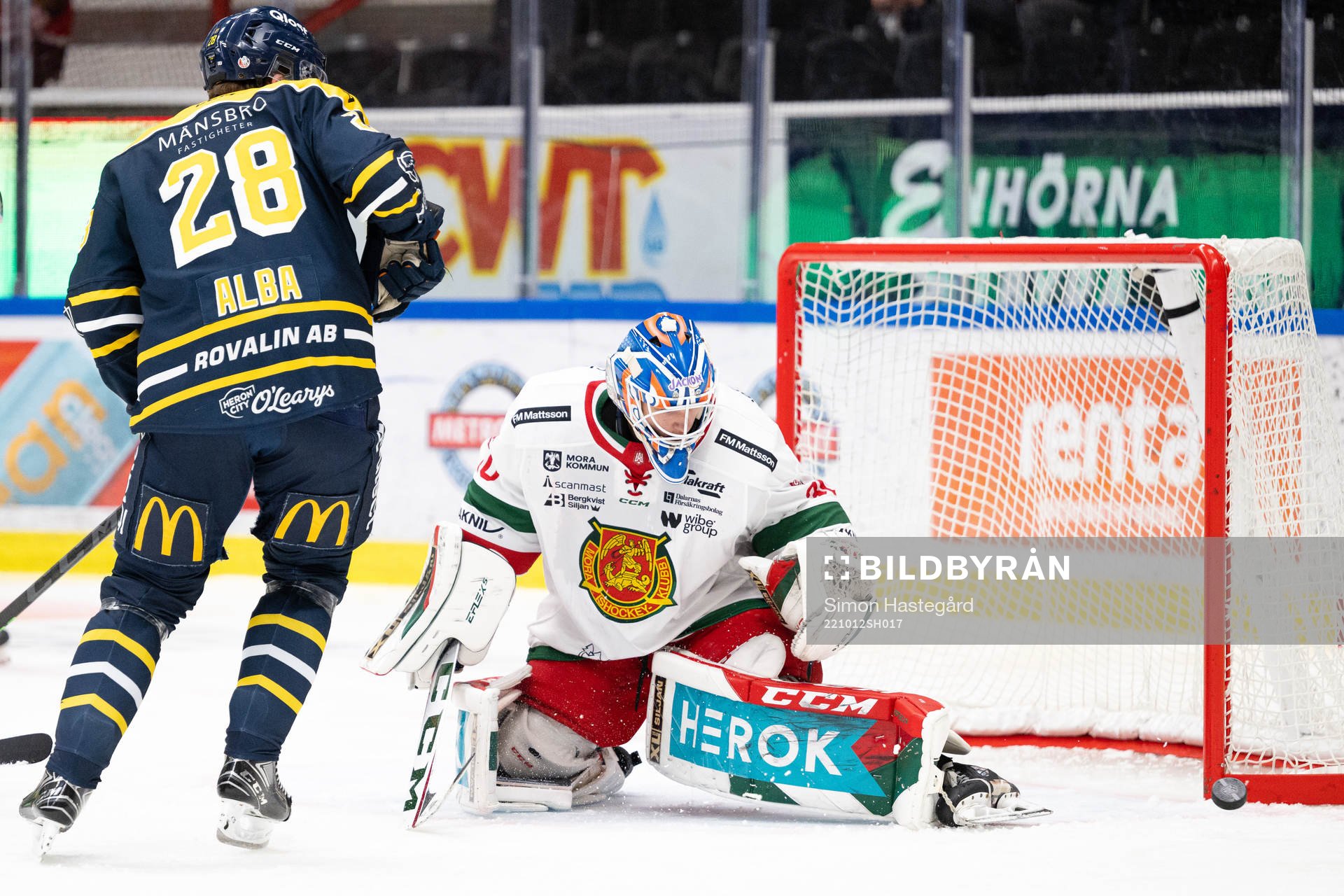 Södertäljes Emil Alba och Moras målvakt Kari Piiroinen
