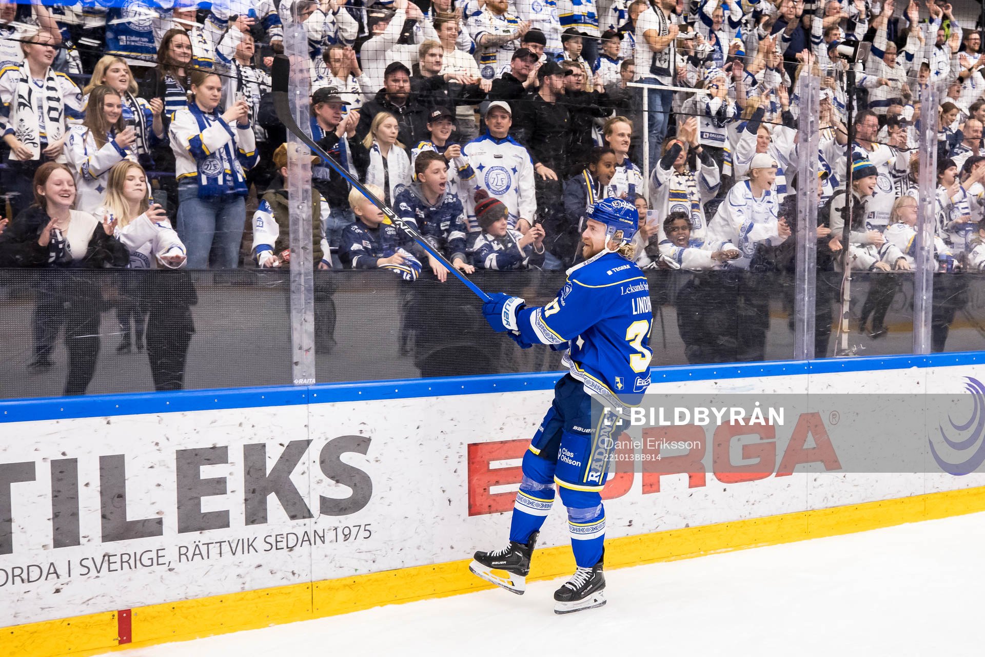 Leksands Anton Lindholm jublar framför fansen