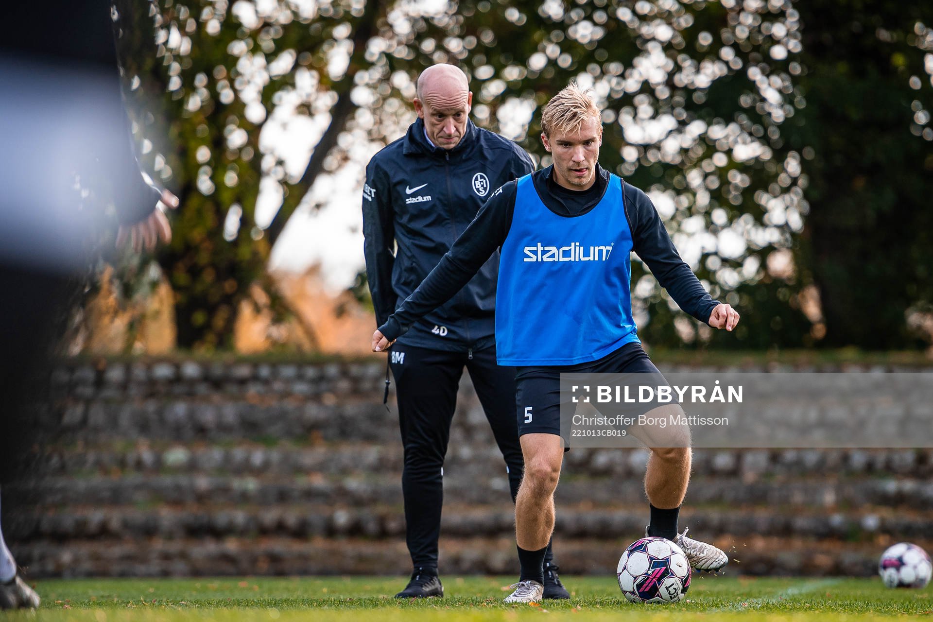 Tränare Billy Magnusson och Edvin Dahlqvist under en träning med Landskrona den 13 oktober 2022 i Landskrona. 