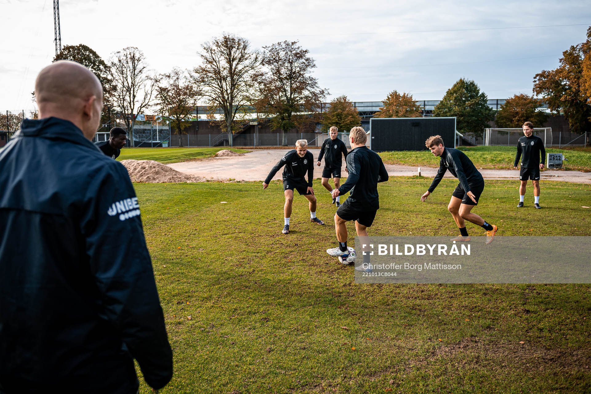 Tränare Billy Magnusson blickar ut över en träning med Landskrona den 13 oktober 2022 i Landskrona. 