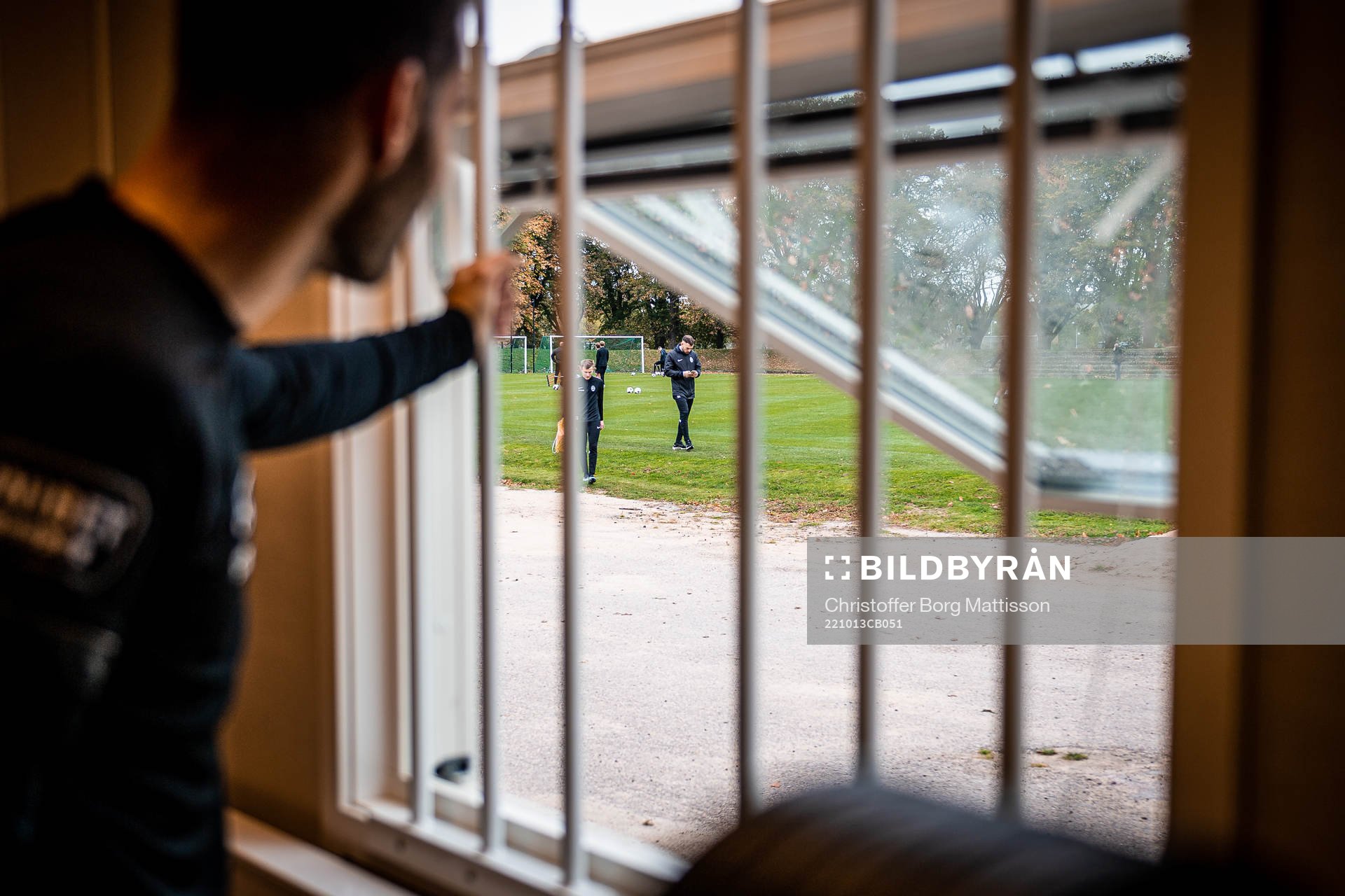 Fysioterapeut Sebastian Ceder (på gräsmattan) på väg