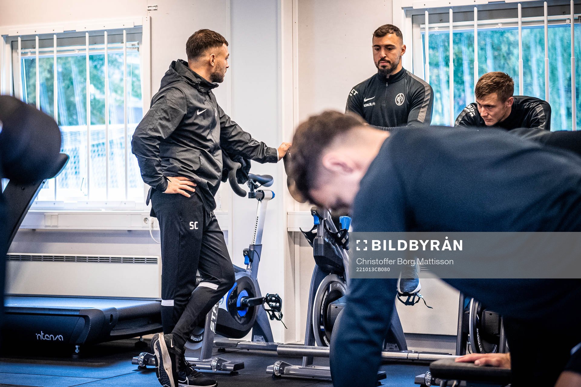 Fysioterapeut Sebastian Ceder i samtal med målvakt Amr