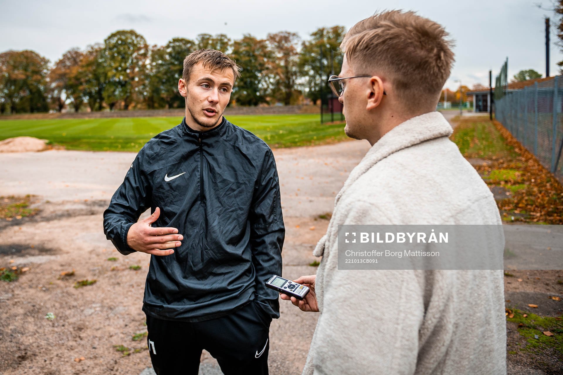 Melker Heier intervjuas av Helsingborgs Dagblads sportreporter Eric Persson efter en träning med Landskrona den 13 oktober 2022 i Landskrona.