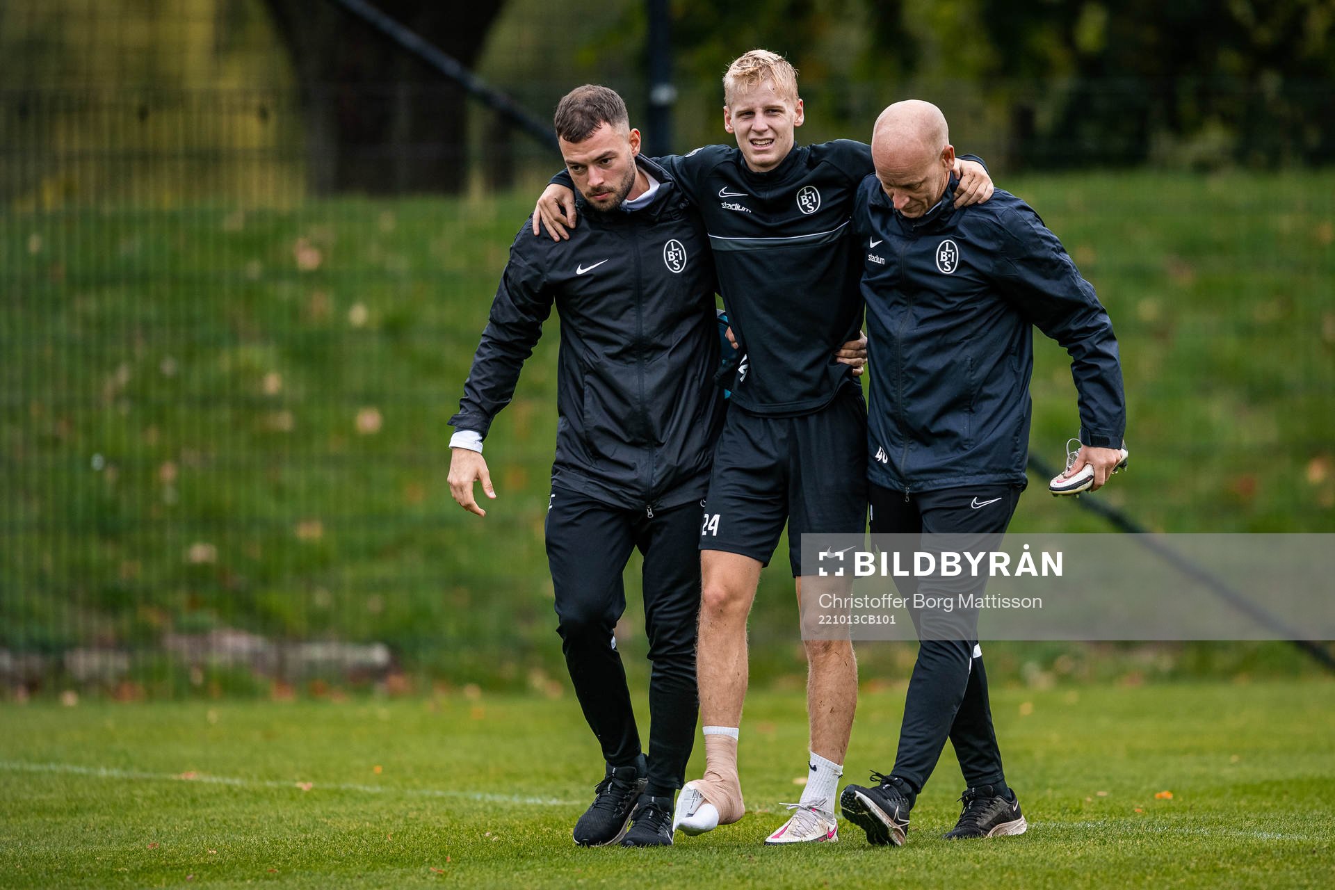 Fysioterapeut Sebastian Ceder med Emil Lindman och tränare