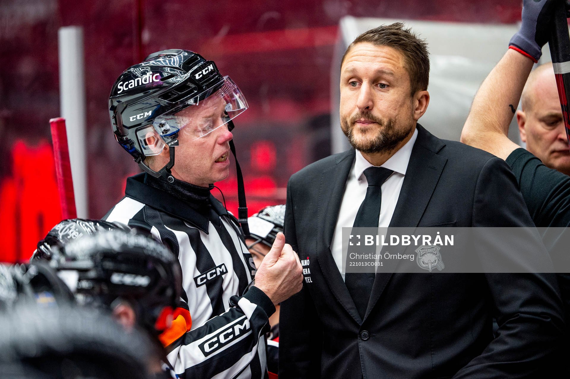 Domare Pehr Claesson och Malmö Redhawks tränare Tomas