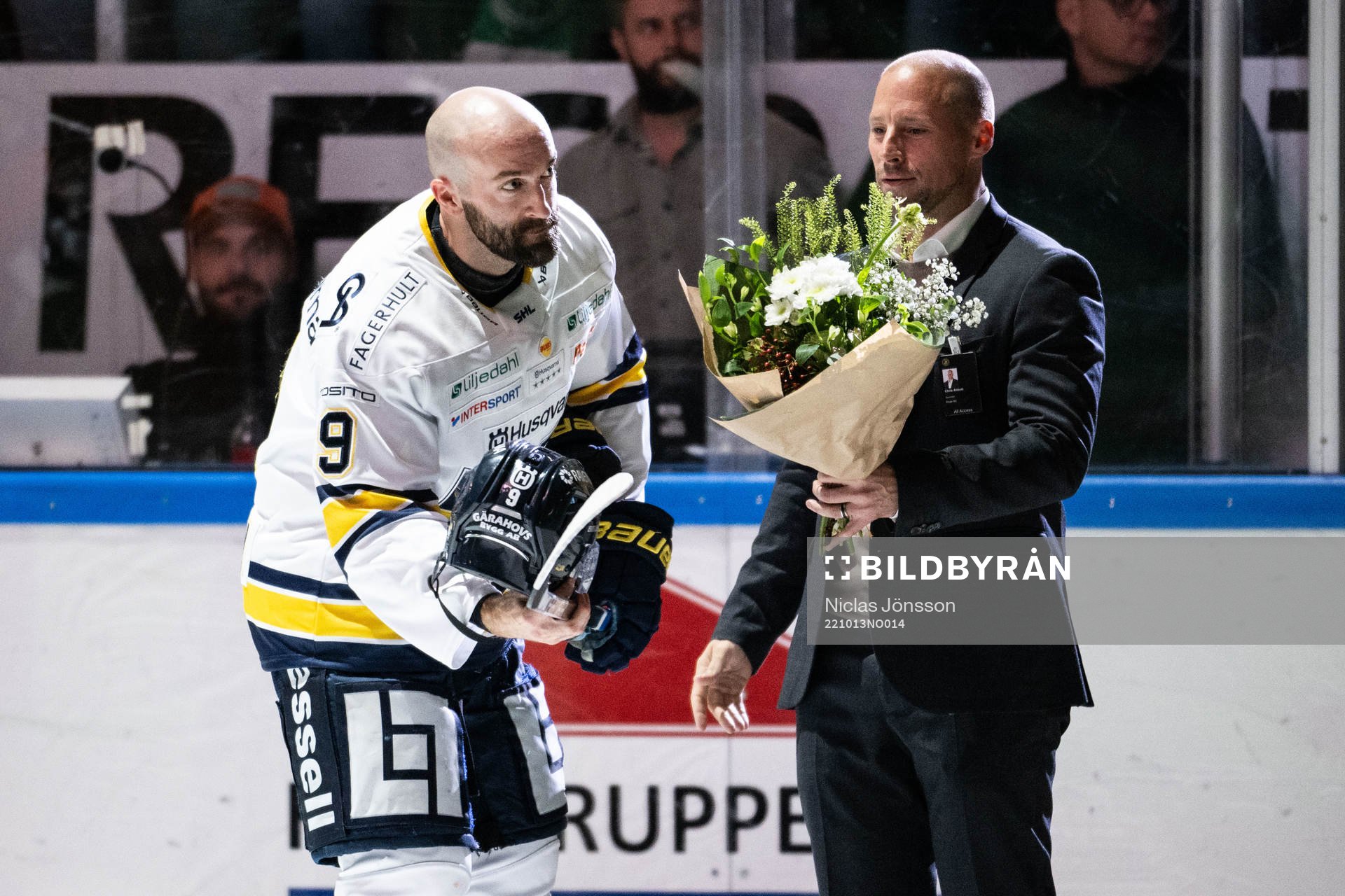 HV71s Taylor Matson får blommor av Rögles sportchef Chris