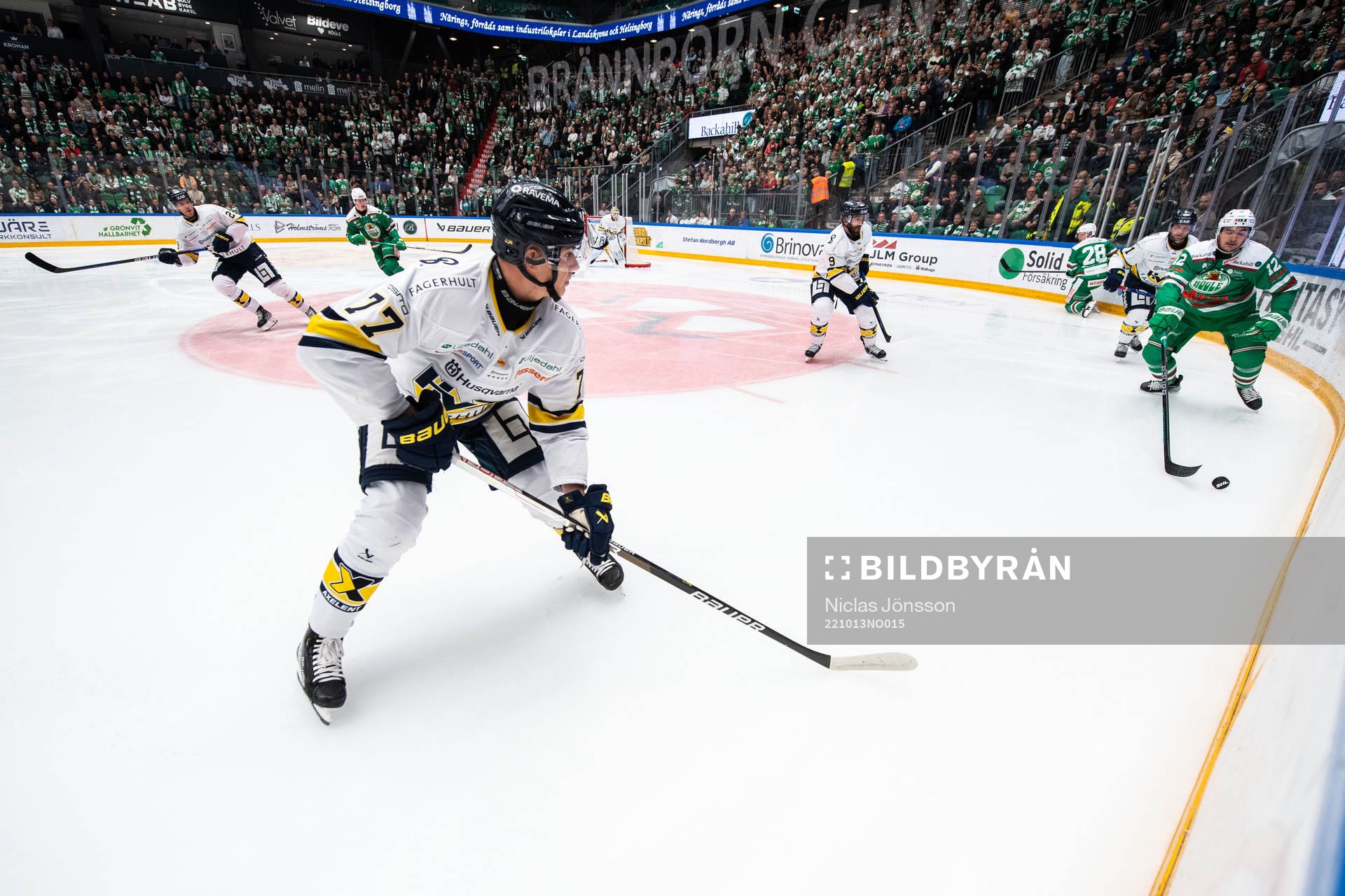 HV71s Herman Hansson och Rögles Brady Ferguson