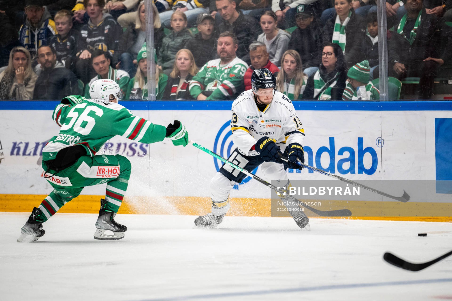 Rögles Adam Engström och HV71s Rasmus Bengtsson