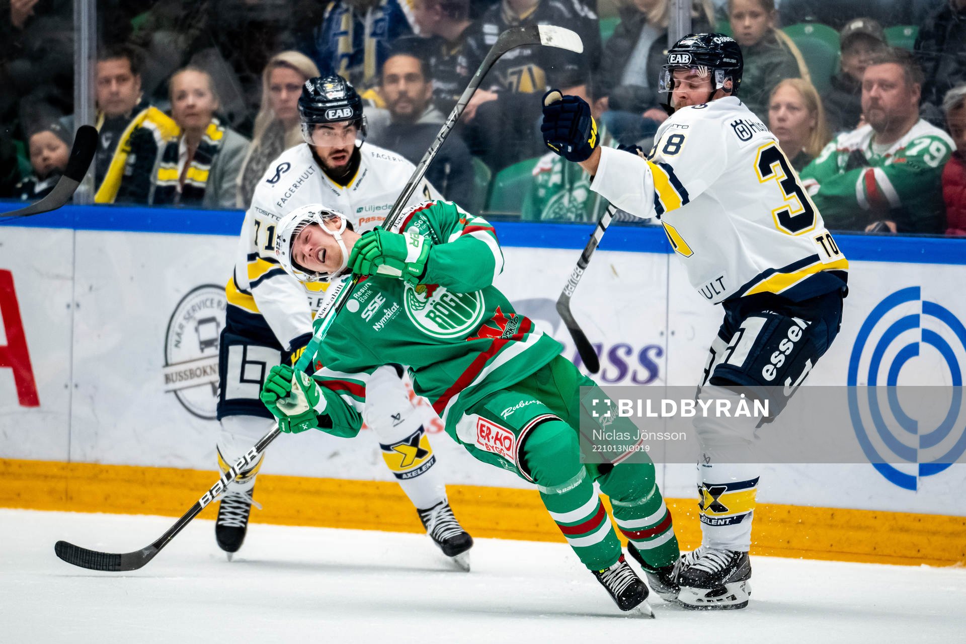 Rögles Linus Sjödin blir tacklad av HV71s Nichlas Torp