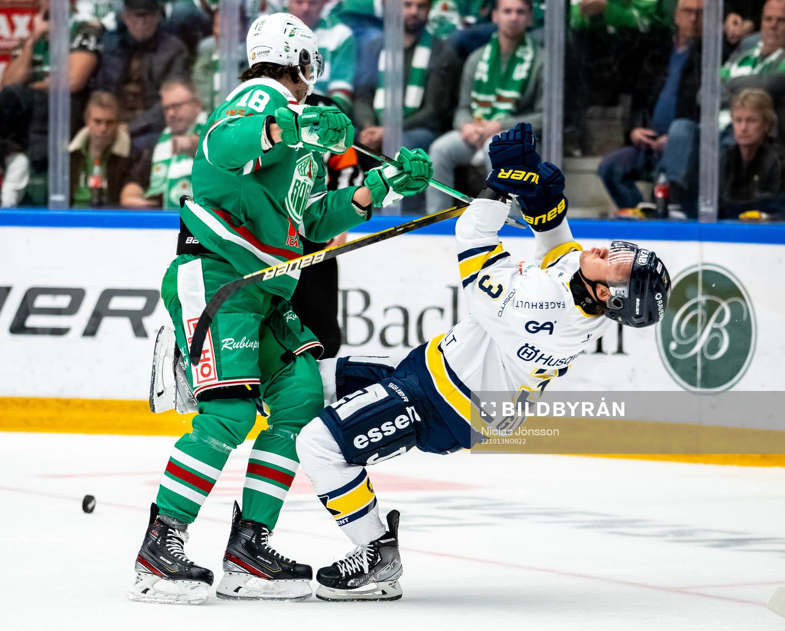 Rögles Dennis Everberg tacklar HV71s Daniel Glad