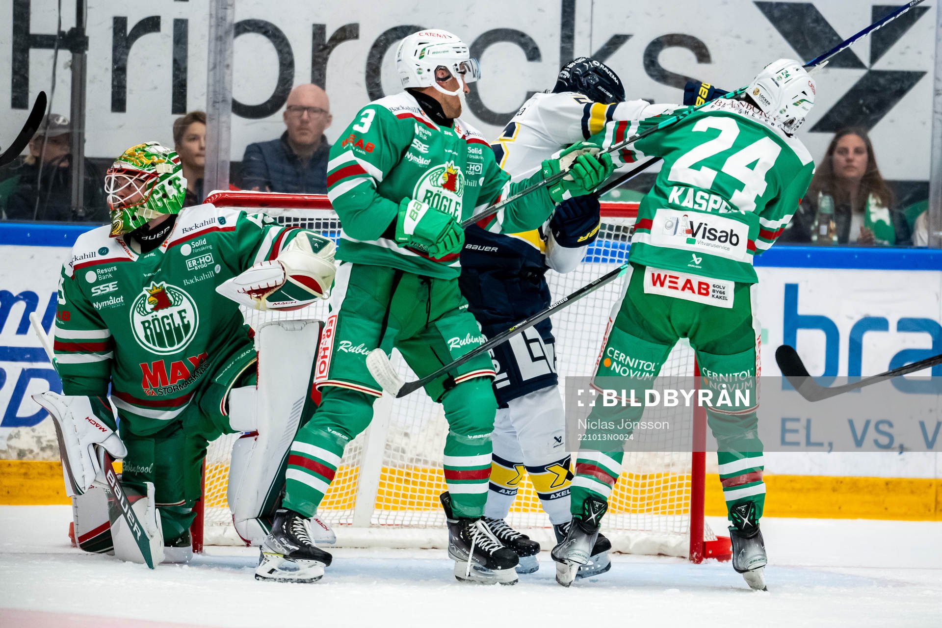 HV71s Fredrik Forsberg och Rögles Michael Kapla och Marco