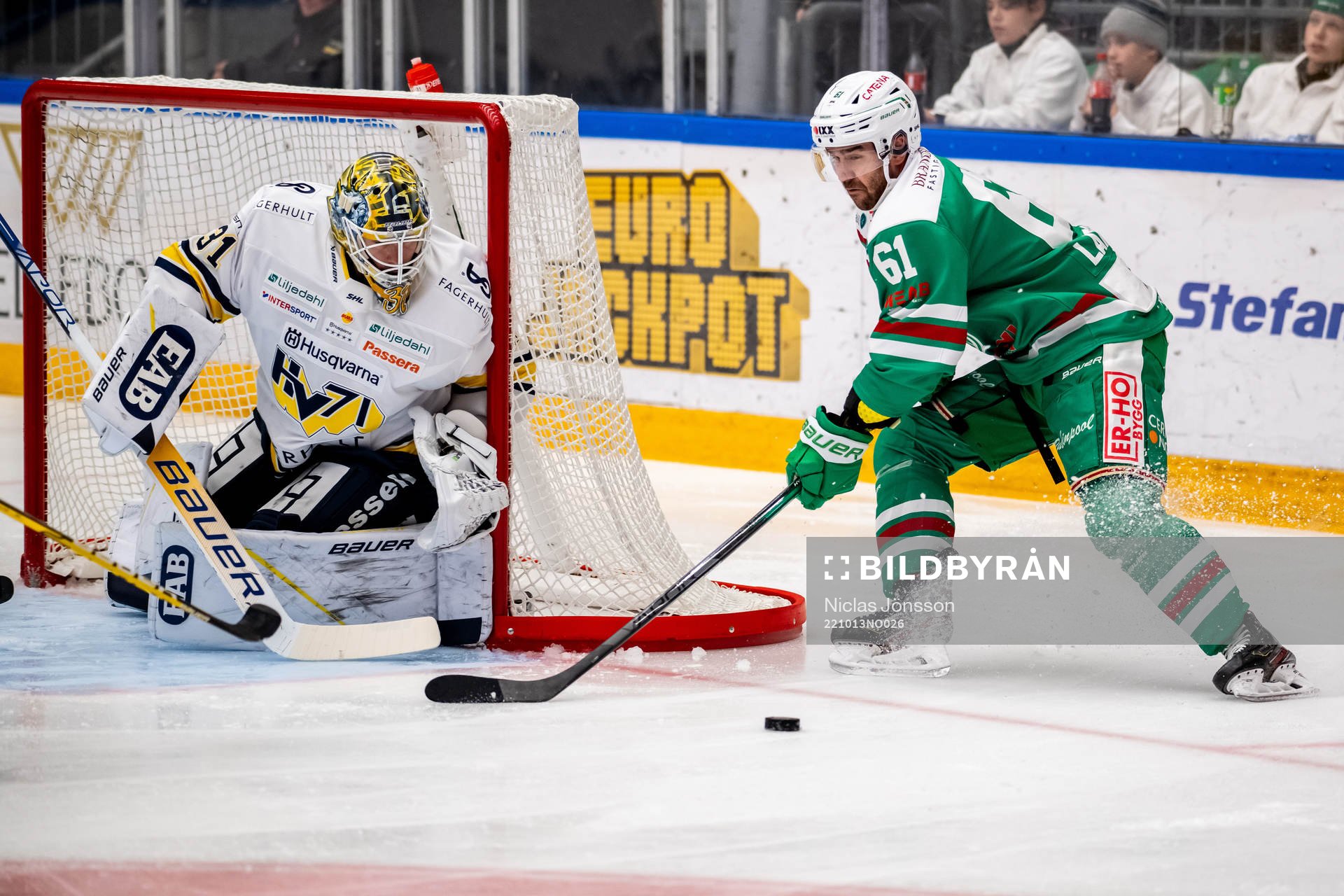 Rögles Ludvig Larsson  oroar framför HV71s målvakt Joni