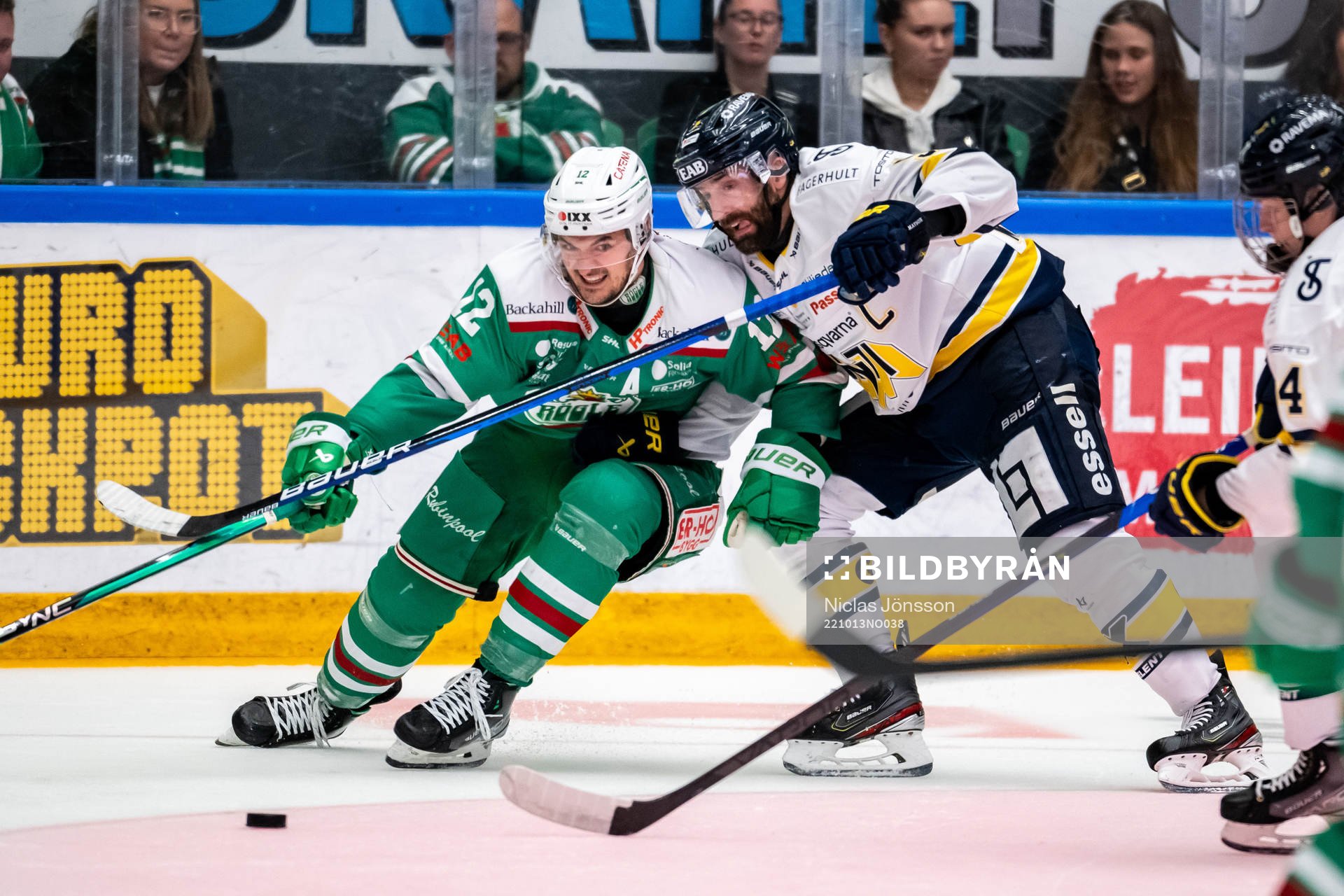 Rögles Brady Ferguson  och HV71s Taylor Matson