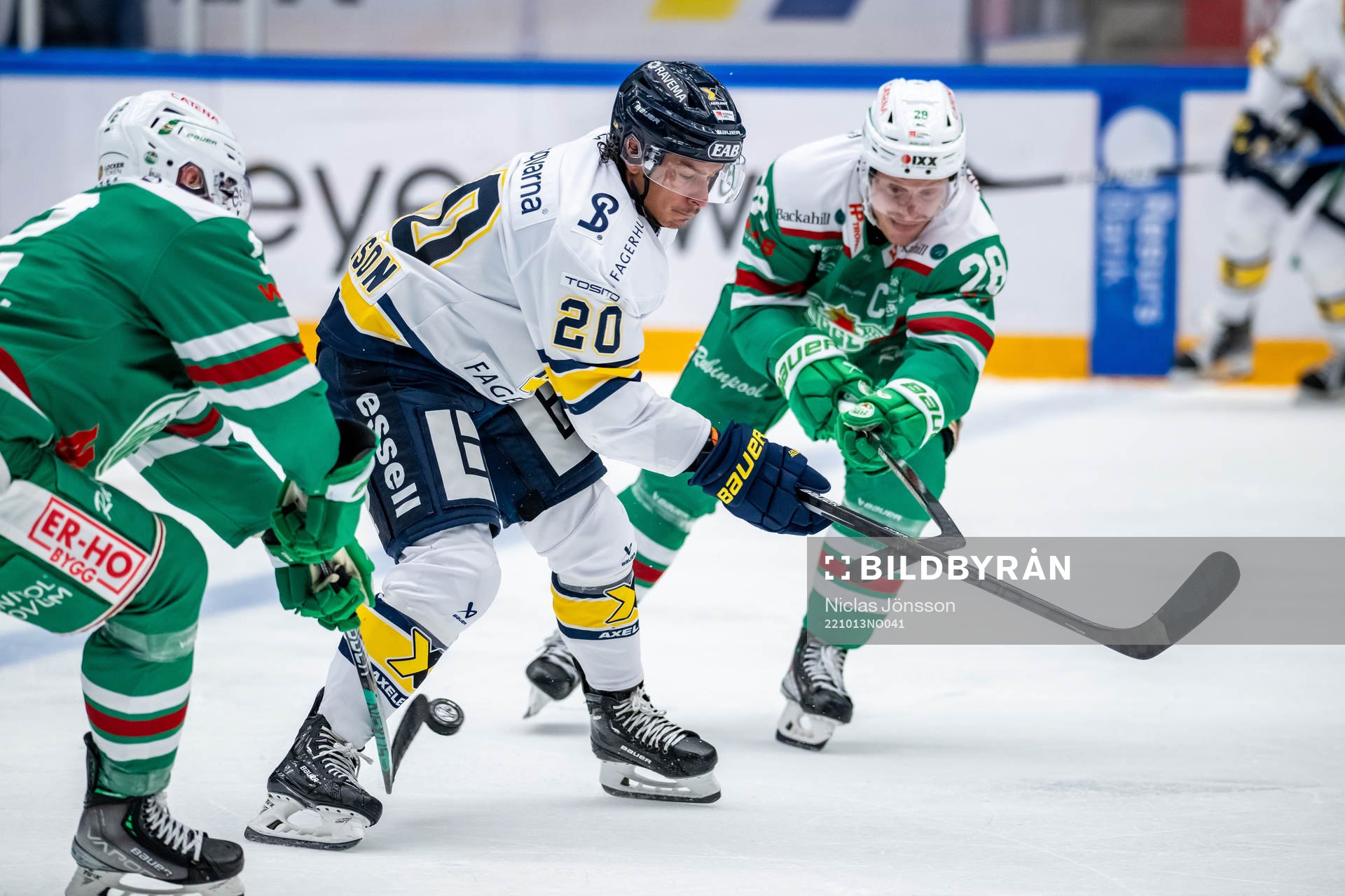 HV71s André Petersson och Rögles Anton Bengtsson