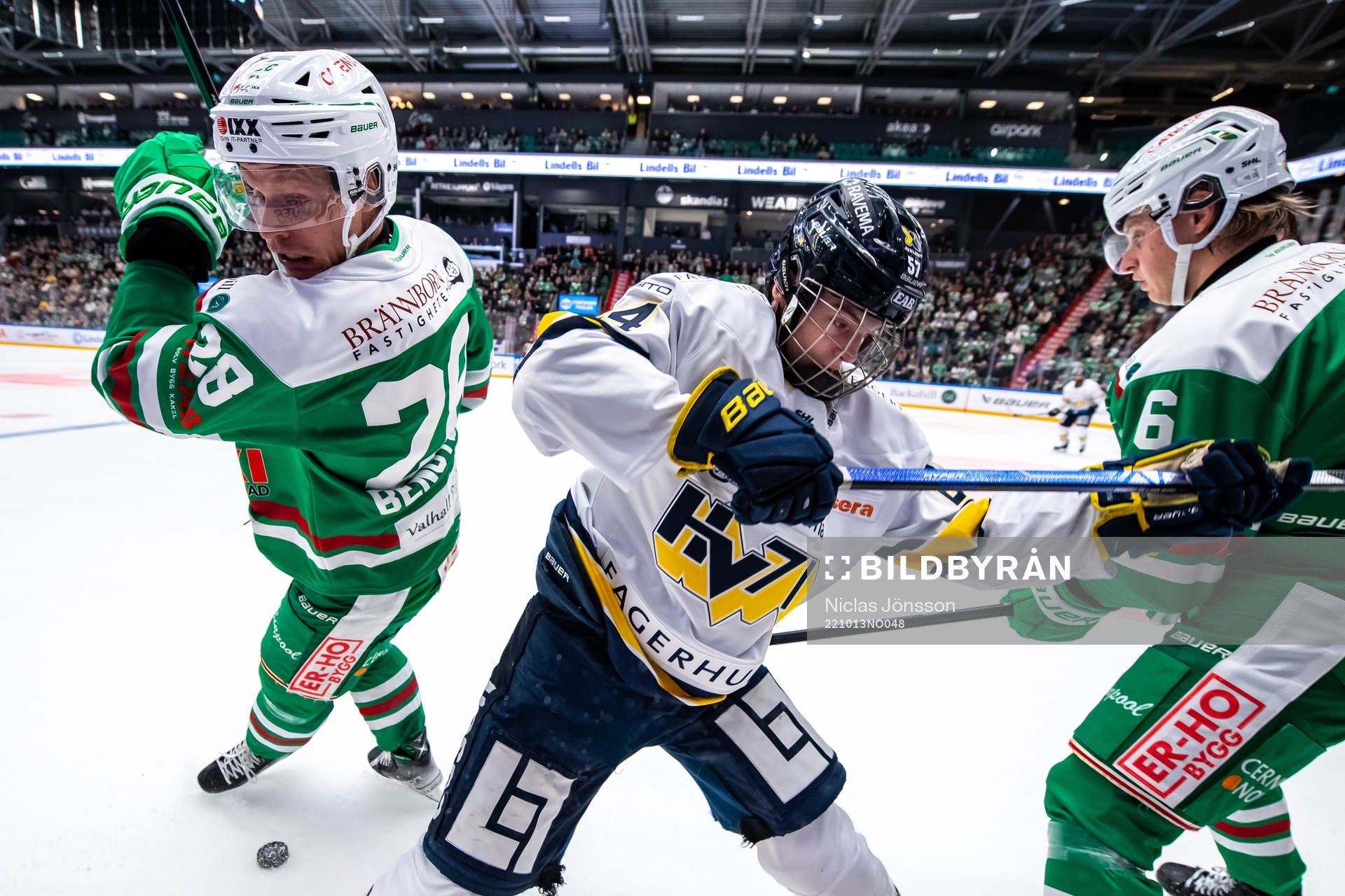 Rögles Anton Bengtsson  och HV71s Oscar Fisker Molgaard