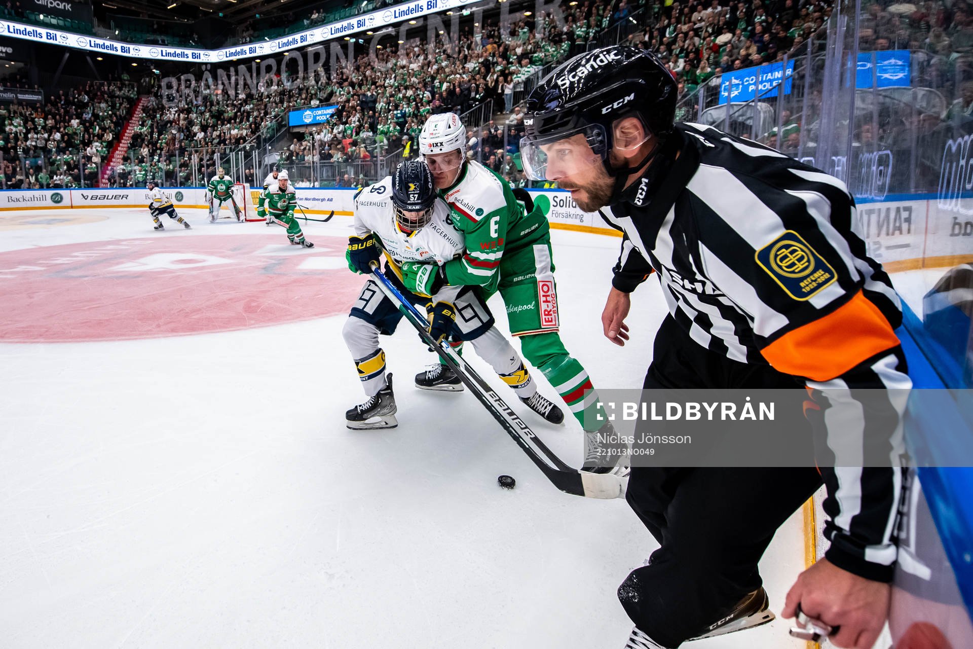 HV71s Oscar Fisker Molgaard och Rögles Tony Sund