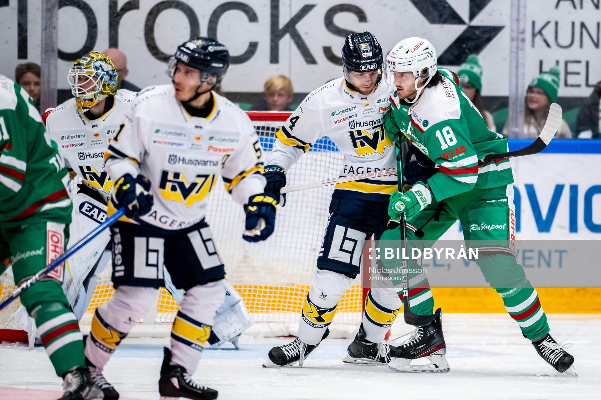 HV71s Emil Andrae  kamp med Rögles Dennis Everberg