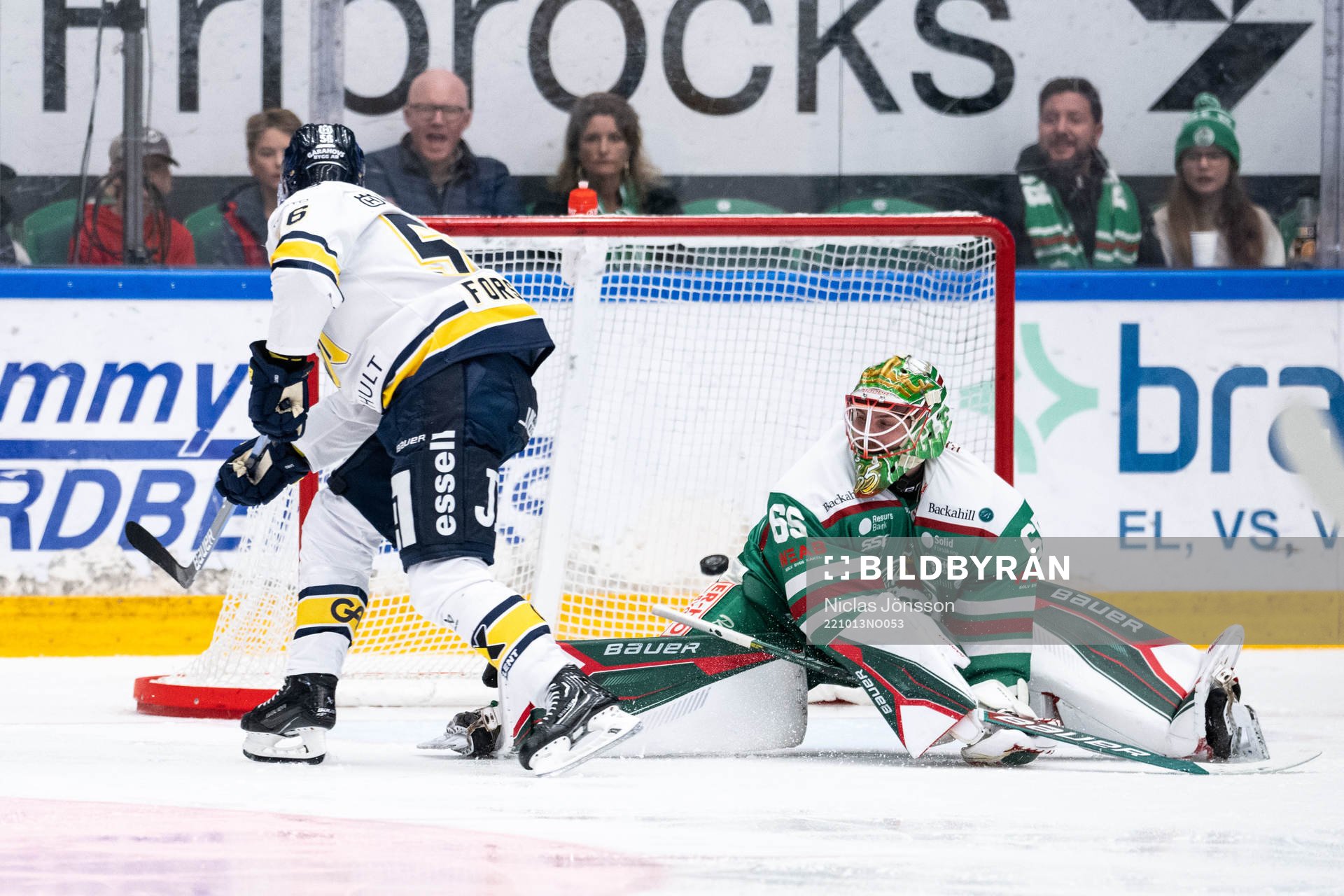 HV71s Fredrik Forsberg gör 1-1 bakom Rögles målvakt