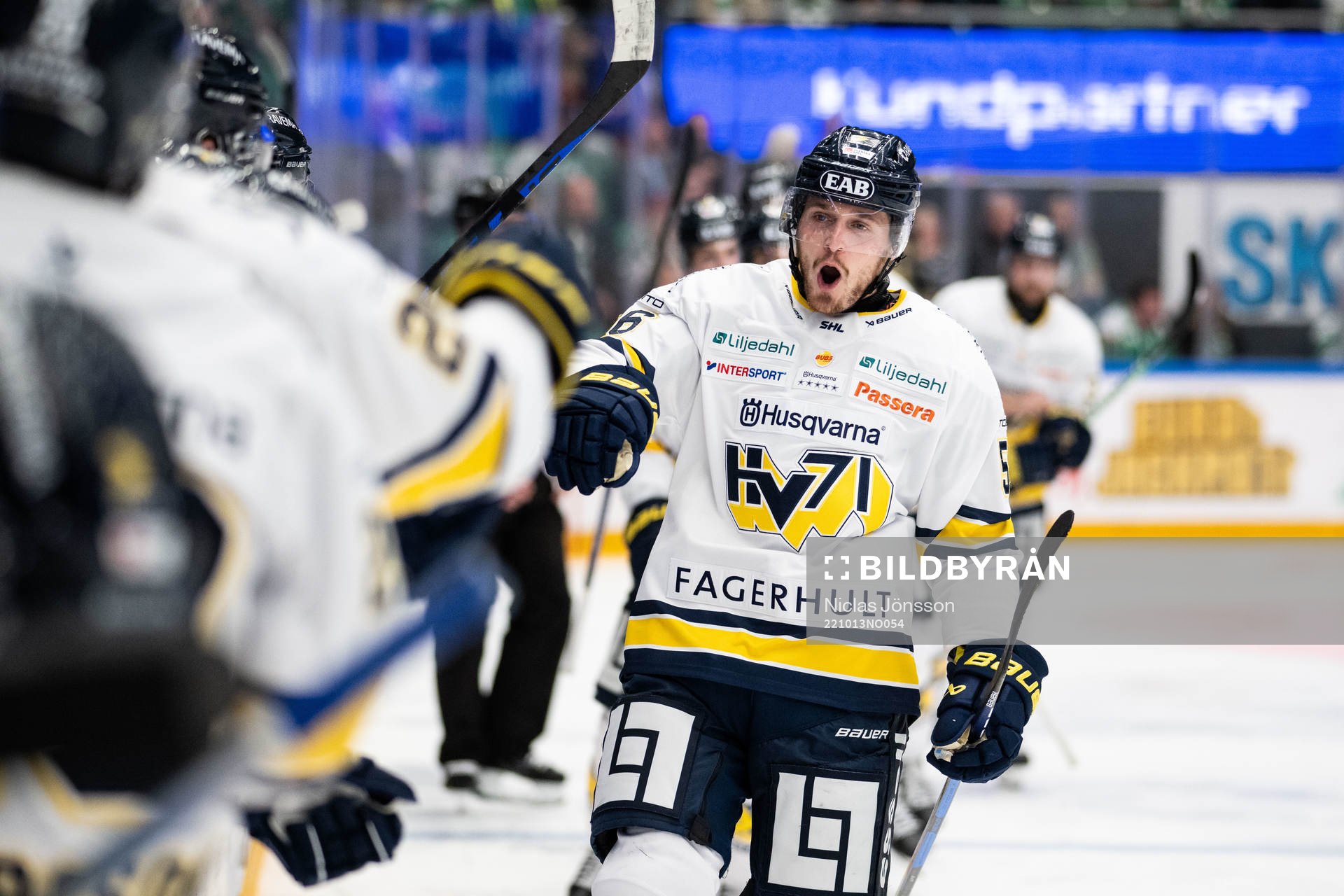 HV71s Fredrik Forsberg jublar
