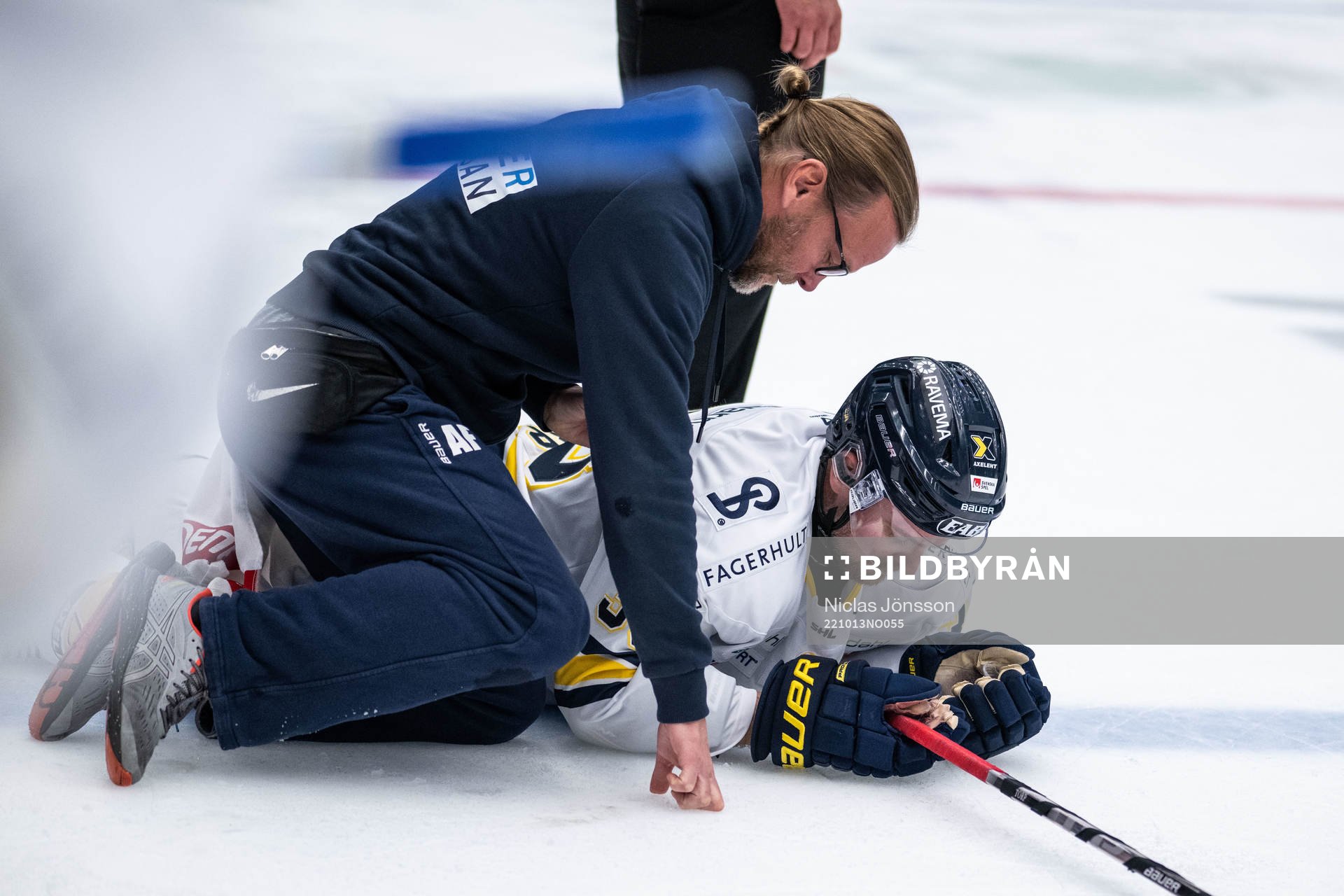 HV71s Nichlas Torp har ont och får vård