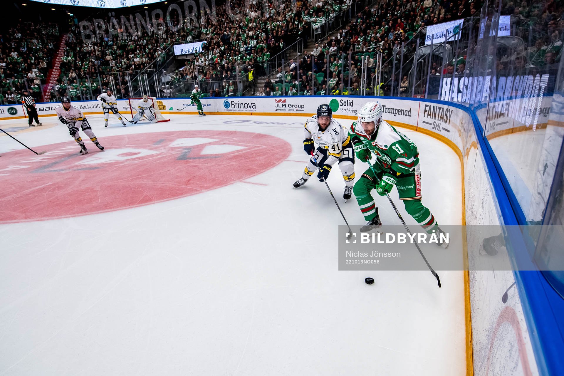 HV71s Chad Billins  och Rögles Ludvig Larsson