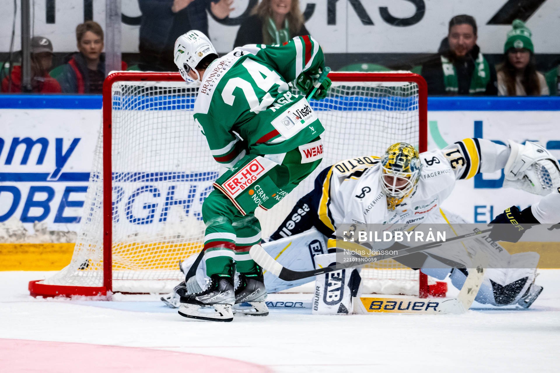 Rögles Marco Kasper gör 2-1på HV71s målvakt Joni Ortio