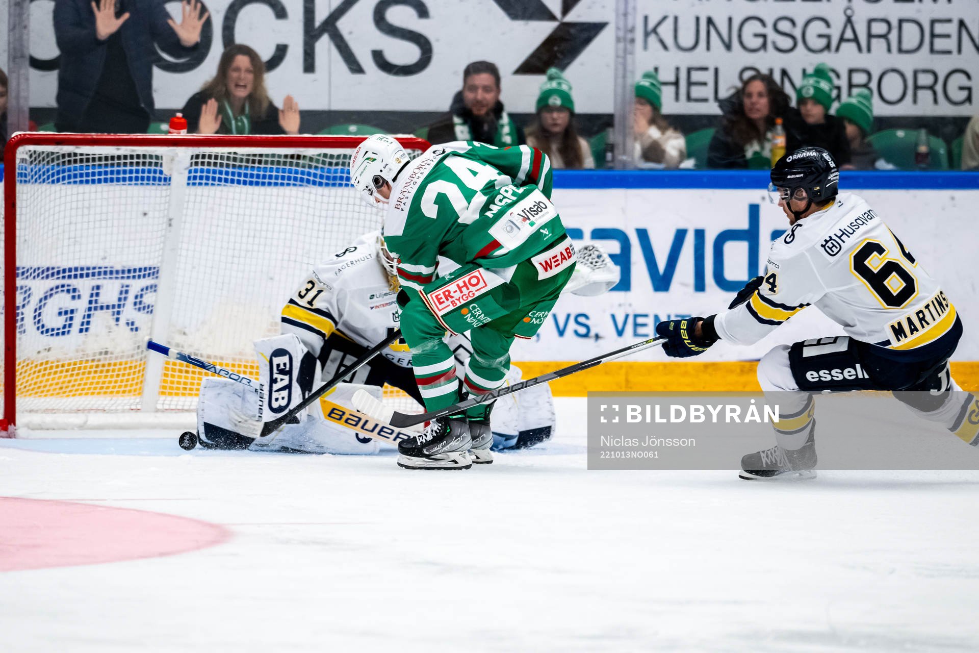 Rögles Marco Kasper  gör 2-1 på HV71s målvakt Joni Ortio