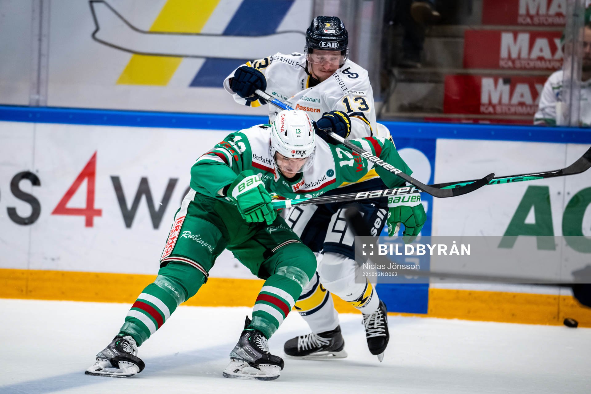 Rögles Brady Ferguson  och HV71s Rasmus Bengtsson