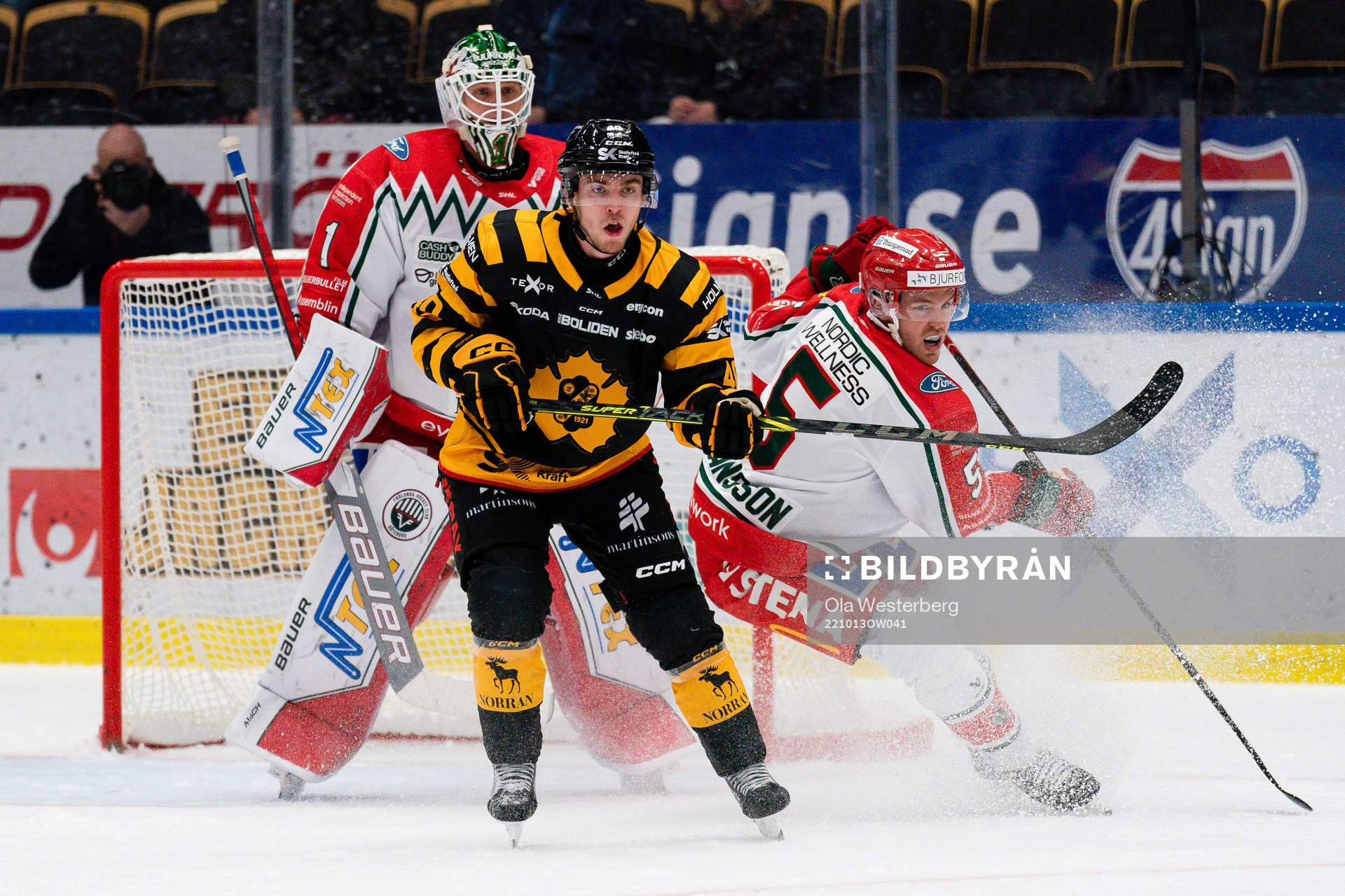 Skellefteås Andreas Wingerli och Frölundas målvakt Lars