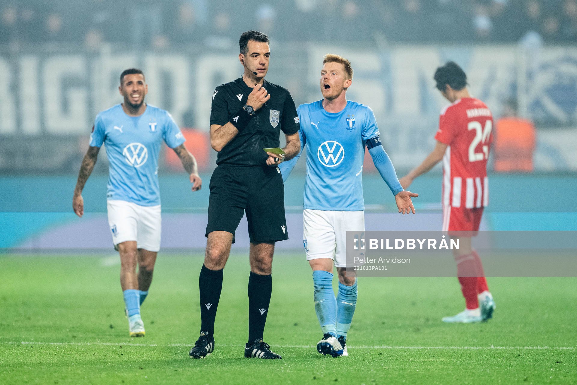 Anders Christiansen of Malmö FF discussing with Referee