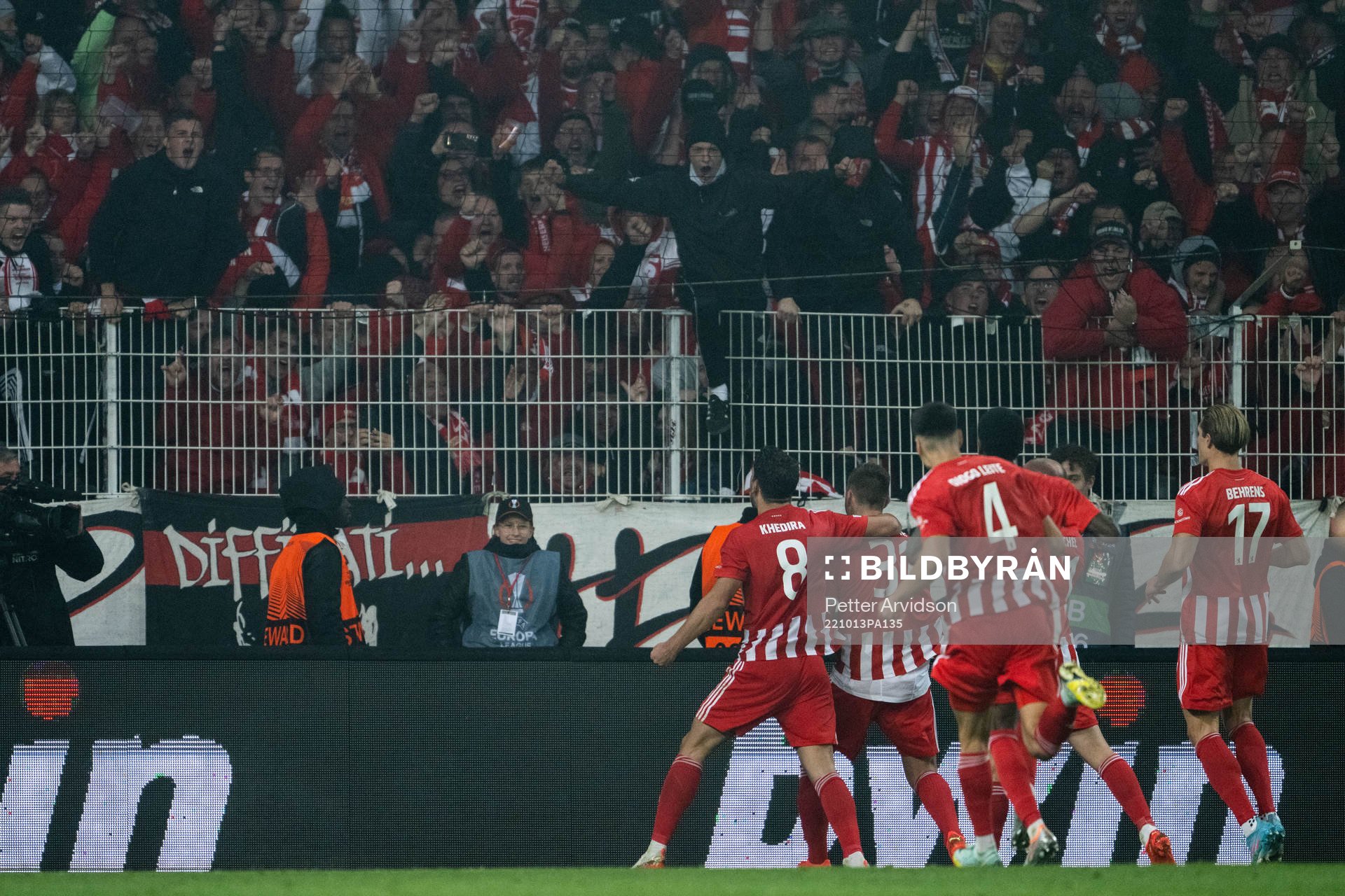 Robin Knoche of Union Berlin celebrates with teammates