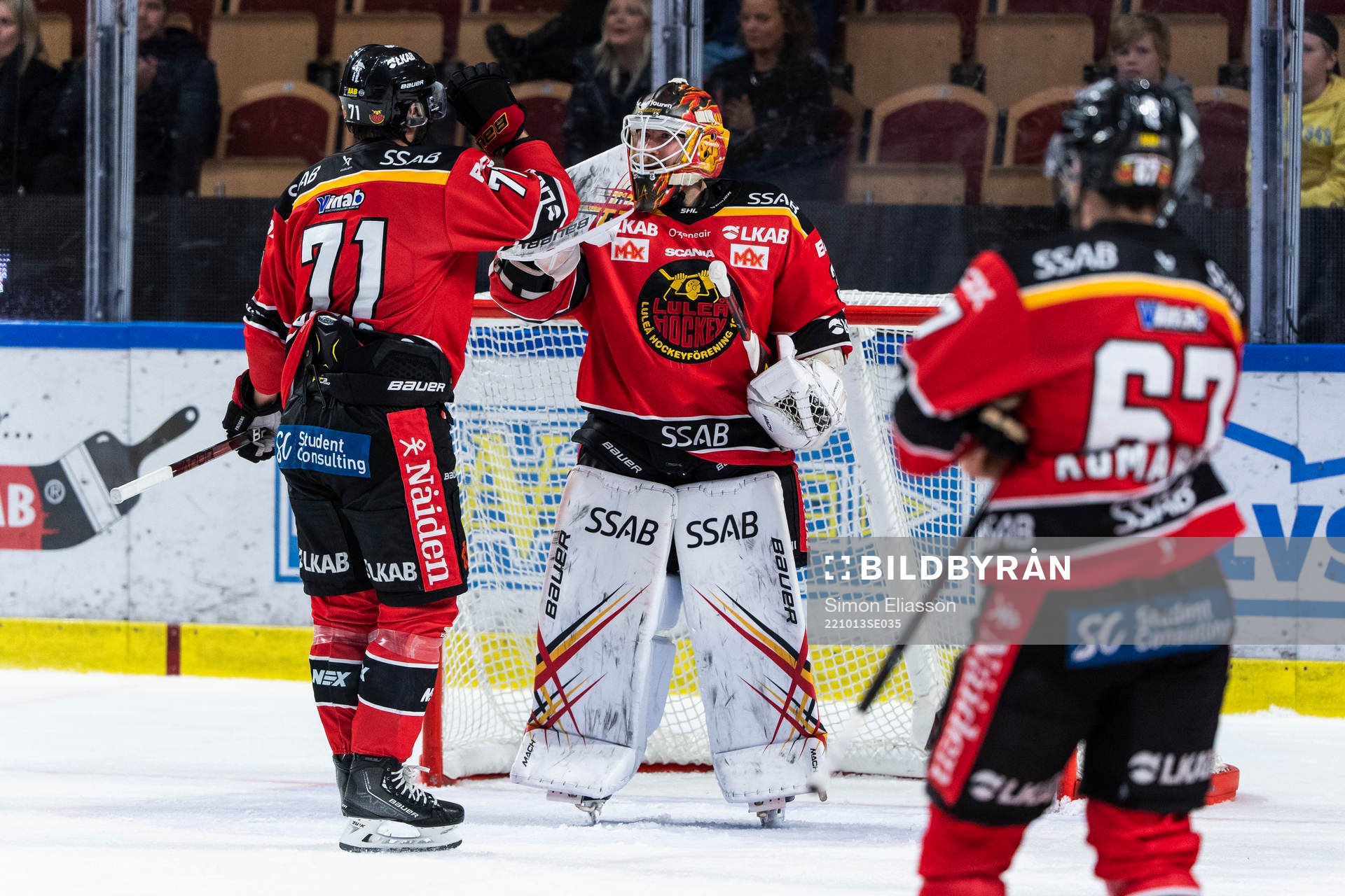Luleås Linus Fröberg och målvakt Joel Lassinantti jublar
